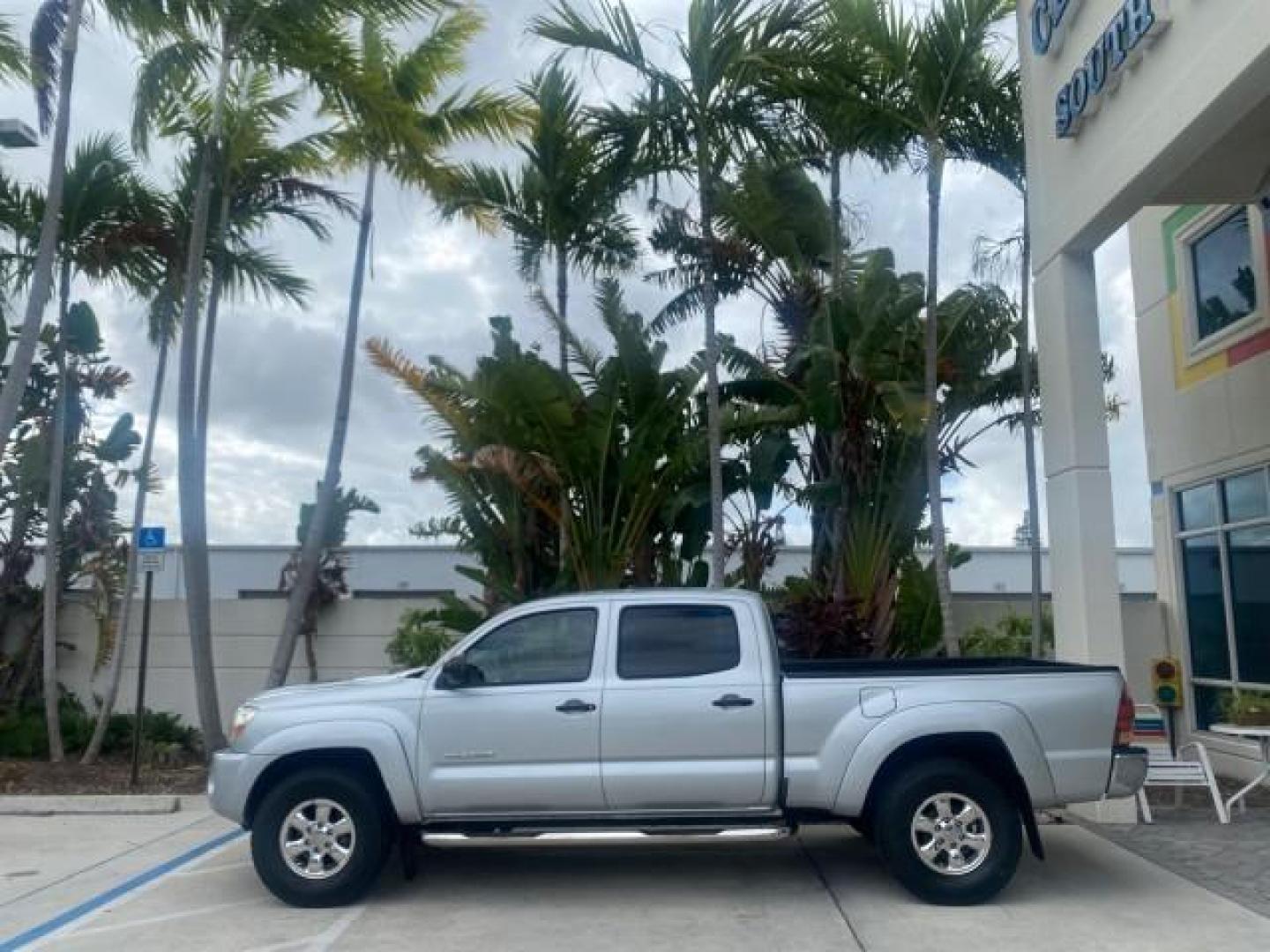 2006 Silver Streak Mica /Graphite Toyota Tacoma 1 OWNER 4WD CREW CAB (3TMMU52N46M) with an 4.0L DOHC EFI 24-Valve V6 VVT-i Engine engine, Automatic transmission, located at 4701 North Dixie Hwy, Pompano Beach, FL, 33064, (954) 422-2889, 26.240938, -80.123474 - OUR WEBPAGE FLORIDACARS1.COM HAS OVER 100 PHOTOS AND FREE CARFAX LINK 2006 TOYOTA TACOMA V6 4 DOOR CREW CAB VIN: 3TMMU52N46M001928 3 T M M U 5 2 N 4 6 M 0 0 1 9 2 8 CREW PICKUP 4.0L V6 F DOHC 24V GASOLINE 21 MPG REAR WHEEL DRIVE W/ 4X4 Features 4WD/AWD ABS Brakes Air Conditioning Alloy Wheels AM/FM - Photo#31