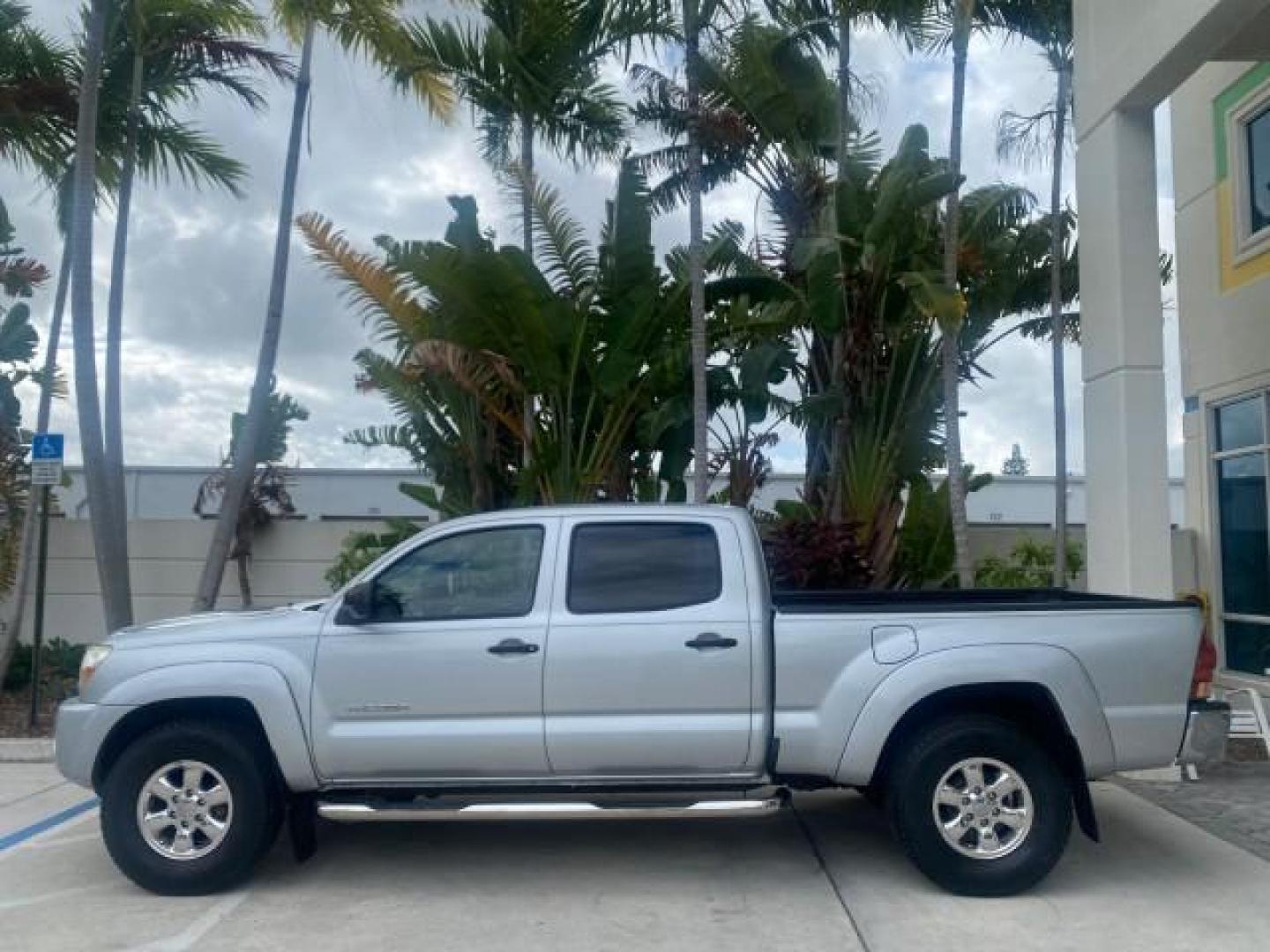 2006 Silver Streak Mica /Graphite Toyota Tacoma 1 OWNER 4WD CREW CAB (3TMMU52N46M) with an 4.0L DOHC EFI 24-Valve V6 VVT-i Engine engine, Automatic transmission, located at 4701 North Dixie Hwy, Pompano Beach, FL, 33064, (954) 422-2889, 26.240938, -80.123474 - OUR WEBPAGE FLORIDACARS1.COM HAS OVER 100 PHOTOS AND FREE CARFAX LINK 2006 TOYOTA TACOMA V6 4 DOOR CREW CAB VIN: 3TMMU52N46M001928 3 T M M U 5 2 N 4 6 M 0 0 1 9 2 8 CREW PICKUP 4.0L V6 F DOHC 24V GASOLINE 21 MPG REAR WHEEL DRIVE W/ 4X4 Features 4WD/AWD ABS Brakes Air Conditioning Alloy Wheels AM/FM - Photo#32