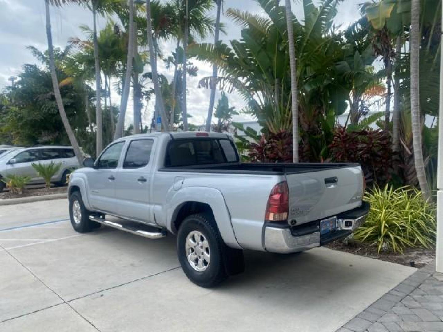 2006 Silver Streak Mica /Graphite Toyota Tacoma 1 OWNER 4WD CREW CAB (3TMMU52N46M) with an 4.0L DOHC EFI 24-Valve V6 VVT-i Engine engine, Automatic transmission, located at 4701 North Dixie Hwy, Pompano Beach, FL, 33064, (954) 422-2889, 26.240938, -80.123474 - OUR WEBPAGE FLORIDACARS1.COM HAS OVER 100 PHOTOS AND FREE CARFAX LINK 2006 TOYOTA TACOMA V6 4 DOOR CREW CAB VIN: 3TMMU52N46M001928 3 T M M U 5 2 N 4 6 M 0 0 1 9 2 8 CREW PICKUP 4.0L V6 F DOHC 24V GASOLINE 21 MPG REAR WHEEL DRIVE W/ 4X4 Features 4WD/AWD ABS Brakes Air Conditioning Alloy Wheels AM/FM - Photo#33