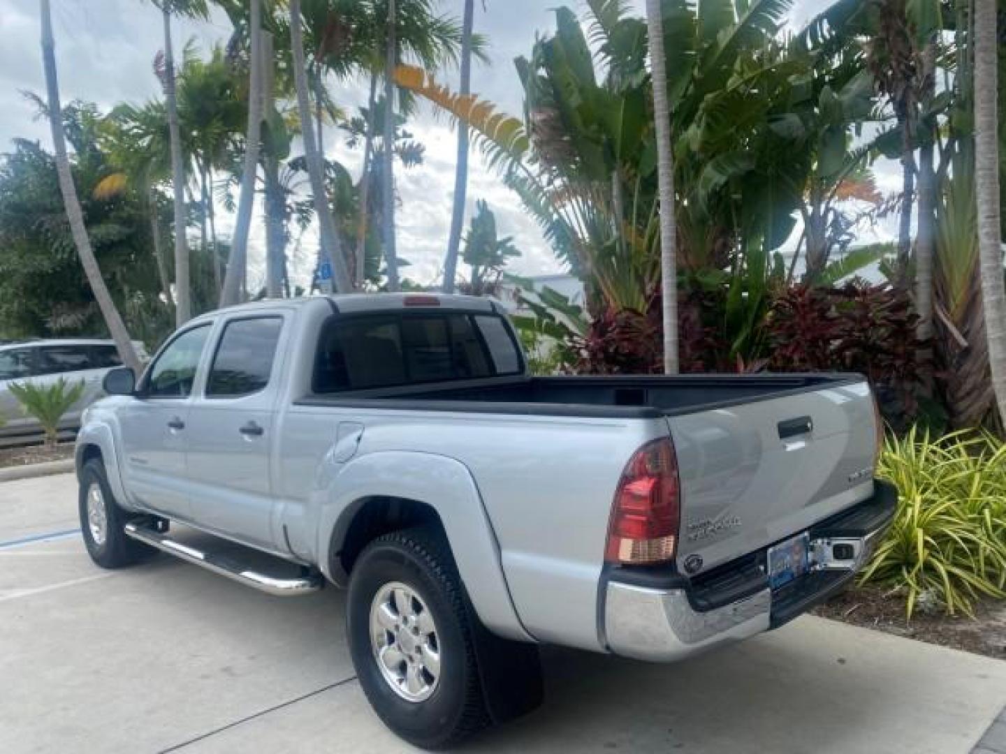 2006 Silver Streak Mica /Graphite Toyota Tacoma 1 OWNER 4WD CREW CAB (3TMMU52N46M) with an 4.0L DOHC EFI 24-Valve V6 VVT-i Engine engine, Automatic transmission, located at 4701 North Dixie Hwy, Pompano Beach, FL, 33064, (954) 422-2889, 26.240938, -80.123474 - OUR WEBPAGE FLORIDACARS1.COM HAS OVER 100 PHOTOS AND FREE CARFAX LINK 2006 TOYOTA TACOMA V6 4 DOOR CREW CAB VIN: 3TMMU52N46M001928 3 T M M U 5 2 N 4 6 M 0 0 1 9 2 8 CREW PICKUP 4.0L V6 F DOHC 24V GASOLINE 21 MPG REAR WHEEL DRIVE W/ 4X4 Features 4WD/AWD ABS Brakes Air Conditioning Alloy Wheels AM/FM - Photo#34