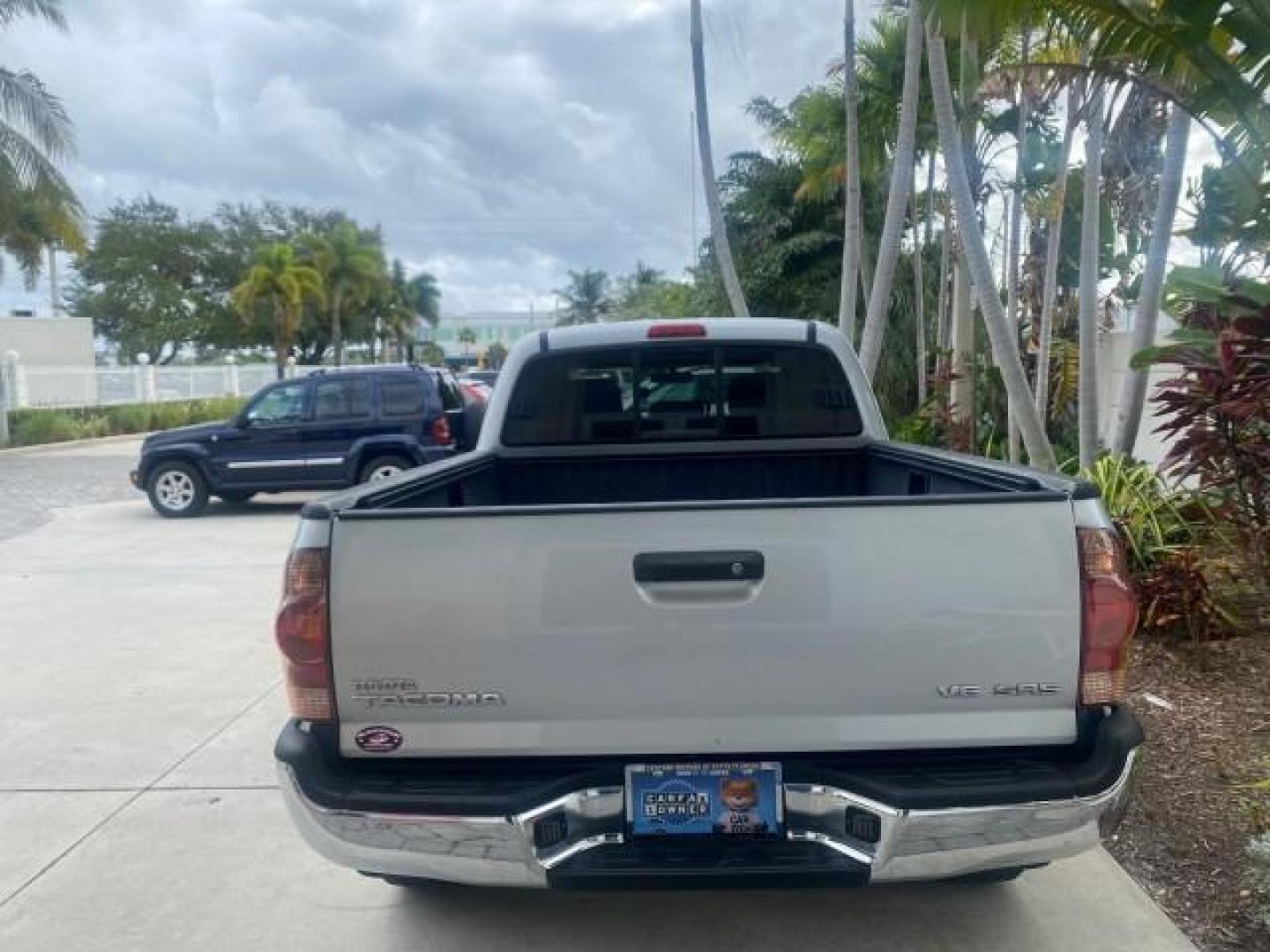 2006 Silver Streak Mica /Graphite Toyota Tacoma 1 OWNER 4WD CREW CAB (3TMMU52N46M) with an 4.0L DOHC EFI 24-Valve V6 VVT-i Engine engine, Automatic transmission, located at 4701 North Dixie Hwy, Pompano Beach, FL, 33064, (954) 422-2889, 26.240938, -80.123474 - OUR WEBPAGE FLORIDACARS1.COM HAS OVER 100 PHOTOS AND FREE CARFAX LINK 2006 TOYOTA TACOMA V6 4 DOOR CREW CAB VIN: 3TMMU52N46M001928 3 T M M U 5 2 N 4 6 M 0 0 1 9 2 8 CREW PICKUP 4.0L V6 F DOHC 24V GASOLINE 21 MPG REAR WHEEL DRIVE W/ 4X4 Features 4WD/AWD ABS Brakes Air Conditioning Alloy Wheels AM/FM - Photo#36