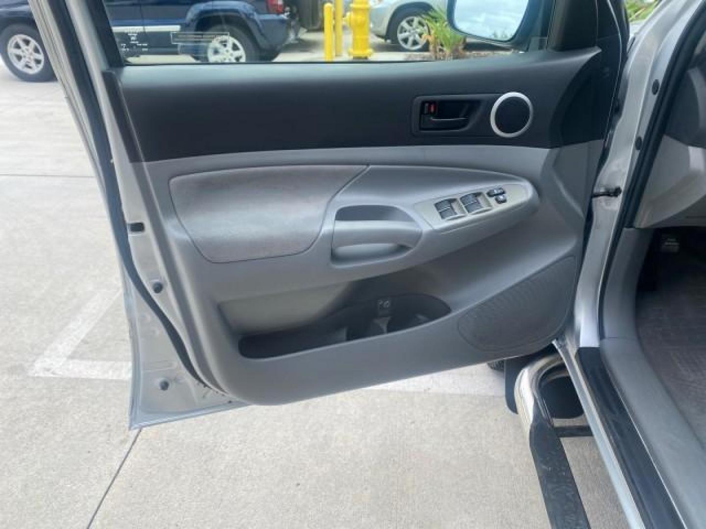 2006 Silver Streak Mica /Graphite Toyota Tacoma 1 OWNER 4WD CREW CAB (3TMMU52N46M) with an 4.0L DOHC EFI 24-Valve V6 VVT-i Engine engine, Automatic transmission, located at 4701 North Dixie Hwy, Pompano Beach, FL, 33064, (954) 422-2889, 26.240938, -80.123474 - OUR WEBPAGE FLORIDACARS1.COM HAS OVER 100 PHOTOS AND FREE CARFAX LINK 2006 TOYOTA TACOMA V6 4 DOOR CREW CAB VIN: 3TMMU52N46M001928 3 T M M U 5 2 N 4 6 M 0 0 1 9 2 8 CREW PICKUP 4.0L V6 F DOHC 24V GASOLINE 21 MPG REAR WHEEL DRIVE W/ 4X4 Features 4WD/AWD ABS Brakes Air Conditioning Alloy Wheels AM/FM - Photo#42