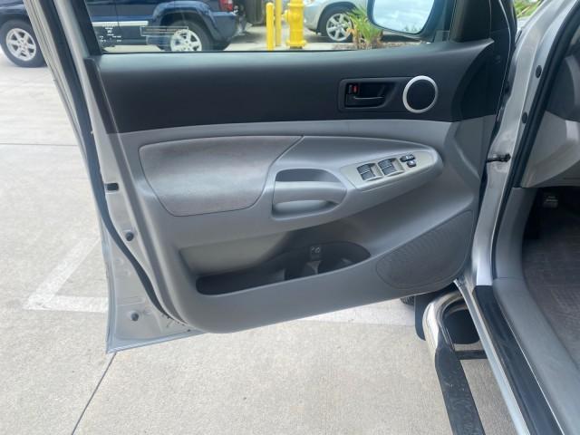 2006 Silver Streak Mica /Graphite Toyota Tacoma 1 OWNER 4WD CREW CAB (3TMMU52N46M) with an 4.0L DOHC EFI 24-Valve V6 VVT-i Engine engine, Automatic transmission, located at 4701 North Dixie Hwy, Pompano Beach, FL, 33064, (954) 422-2889, 26.240938, -80.123474 - OUR WEBPAGE FLORIDACARS1.COM HAS OVER 100 PHOTOS AND FREE CARFAX LINK 2006 TOYOTA TACOMA V6 4 DOOR CREW CAB VIN: 3TMMU52N46M001928 3 T M M U 5 2 N 4 6 M 0 0 1 9 2 8 CREW PICKUP 4.0L V6 F DOHC 24V GASOLINE 21 MPG REAR WHEEL DRIVE W/ 4X4 Features 4WD/AWD ABS Brakes Air Conditioning Alloy Wheels AM/FM - Photo#42