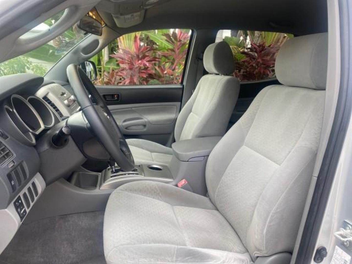 2006 Silver Streak Mica /Graphite Toyota Tacoma 1 OWNER 4WD CREW CAB (3TMMU52N46M) with an 4.0L DOHC EFI 24-Valve V6 VVT-i Engine engine, Automatic transmission, located at 4701 North Dixie Hwy, Pompano Beach, FL, 33064, (954) 422-2889, 26.240938, -80.123474 - OUR WEBPAGE FLORIDACARS1.COM HAS OVER 100 PHOTOS AND FREE CARFAX LINK 2006 TOYOTA TACOMA V6 4 DOOR CREW CAB VIN: 3TMMU52N46M001928 3 T M M U 5 2 N 4 6 M 0 0 1 9 2 8 CREW PICKUP 4.0L V6 F DOHC 24V GASOLINE 21 MPG REAR WHEEL DRIVE W/ 4X4 Features 4WD/AWD ABS Brakes Air Conditioning Alloy Wheels AM/FM - Photo#43