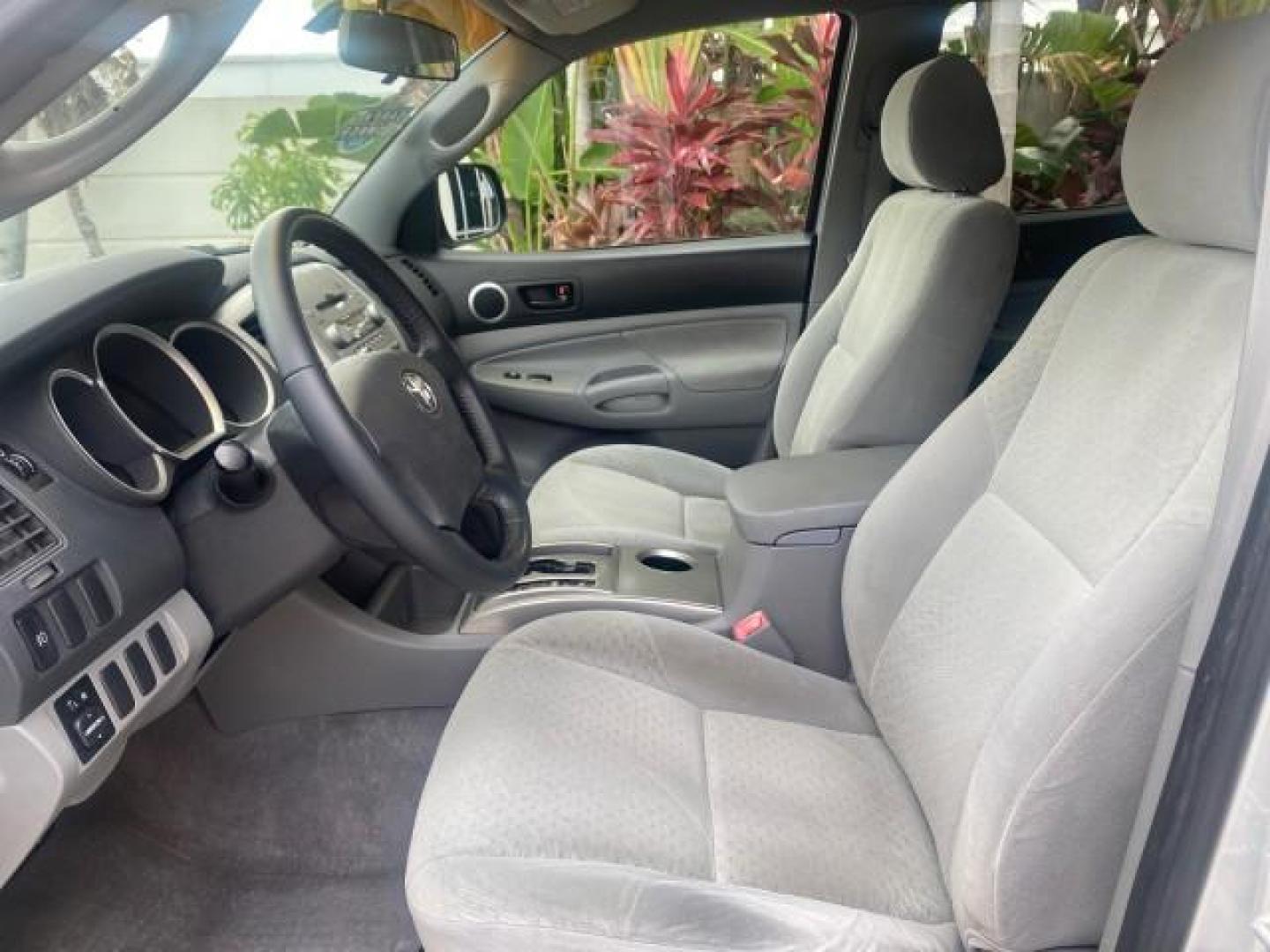 2006 Silver Streak Mica /Graphite Toyota Tacoma 1 OWNER 4WD CREW CAB (3TMMU52N46M) with an 4.0L DOHC EFI 24-Valve V6 VVT-i Engine engine, Automatic transmission, located at 4701 North Dixie Hwy, Pompano Beach, FL, 33064, (954) 422-2889, 26.240938, -80.123474 - OUR WEBPAGE FLORIDACARS1.COM HAS OVER 100 PHOTOS AND FREE CARFAX LINK 2006 TOYOTA TACOMA V6 4 DOOR CREW CAB VIN: 3TMMU52N46M001928 3 T M M U 5 2 N 4 6 M 0 0 1 9 2 8 CREW PICKUP 4.0L V6 F DOHC 24V GASOLINE 21 MPG REAR WHEEL DRIVE W/ 4X4 Features 4WD/AWD ABS Brakes Air Conditioning Alloy Wheels AM/FM - Photo#45