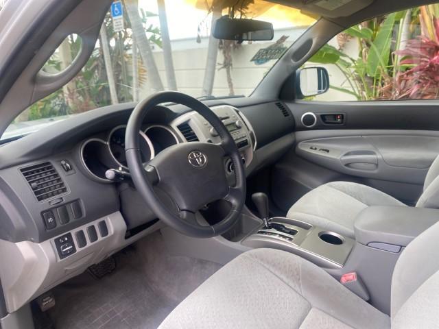2006 Silver Streak Mica /Graphite Toyota Tacoma 1 OWNER 4WD CREW CAB (3TMMU52N46M) with an 4.0L DOHC EFI 24-Valve V6 VVT-i Engine engine, Automatic transmission, located at 4701 North Dixie Hwy, Pompano Beach, FL, 33064, (954) 422-2889, 26.240938, -80.123474 - OUR WEBPAGE FLORIDACARS1.COM HAS OVER 100 PHOTOS AND FREE CARFAX LINK 2006 TOYOTA TACOMA V6 4 DOOR CREW CAB VIN: 3TMMU52N46M001928 3 T M M U 5 2 N 4 6 M 0 0 1 9 2 8 CREW PICKUP 4.0L V6 F DOHC 24V GASOLINE 21 MPG REAR WHEEL DRIVE W/ 4X4 Features 4WD/AWD ABS Brakes Air Conditioning Alloy Wheels AM/FM - Photo#47