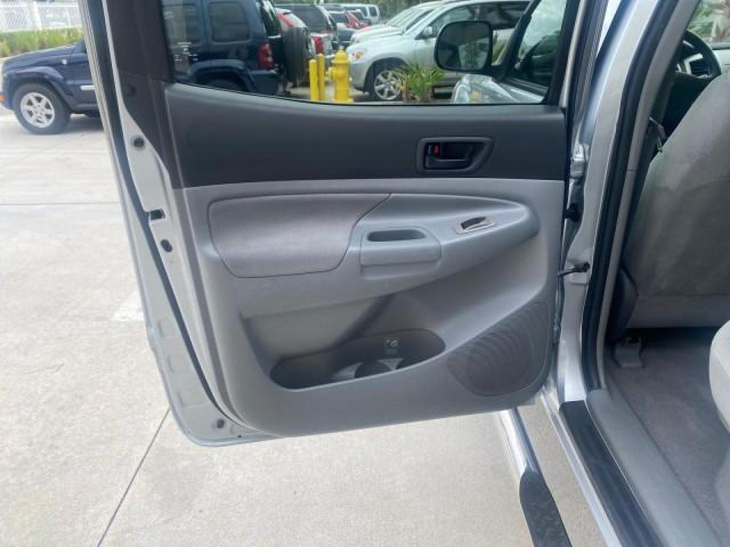 2006 Silver Streak Mica /Graphite Toyota Tacoma 1 OWNER 4WD CREW CAB (3TMMU52N46M) with an 4.0L DOHC EFI 24-Valve V6 VVT-i Engine engine, Automatic transmission, located at 4701 North Dixie Hwy, Pompano Beach, FL, 33064, (954) 422-2889, 26.240938, -80.123474 - OUR WEBPAGE FLORIDACARS1.COM HAS OVER 100 PHOTOS AND FREE CARFAX LINK 2006 TOYOTA TACOMA V6 4 DOOR CREW CAB VIN: 3TMMU52N46M001928 3 T M M U 5 2 N 4 6 M 0 0 1 9 2 8 CREW PICKUP 4.0L V6 F DOHC 24V GASOLINE 21 MPG REAR WHEEL DRIVE W/ 4X4 Features 4WD/AWD ABS Brakes Air Conditioning Alloy Wheels AM/FM - Photo#78