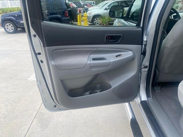 2006 Silver Streak Mica /Graphite Toyota Tacoma 1 OWNER 4WD CREW CAB (3TMMU52N46M) with an 4.0L DOHC EFI 24-Valve V6 VVT-i Engine engine, Automatic transmission, located at 4701 North Dixie Hwy, Pompano Beach, FL, 33064, (954) 422-2889, 26.240938, -80.123474 - OUR WEBPAGE FLORIDACARS1.COM HAS OVER 100 PHOTOS AND FREE CARFAX LINK 2006 TOYOTA TACOMA V6 4 DOOR CREW CAB VIN: 3TMMU52N46M001928 3 T M M U 5 2 N 4 6 M 0 0 1 9 2 8 CREW PICKUP 4.0L V6 F DOHC 24V GASOLINE 21 MPG REAR WHEEL DRIVE W/ 4X4 Features 4WD/AWD ABS Brakes Air Conditioning Alloy Wheels AM/FM - Photo#78