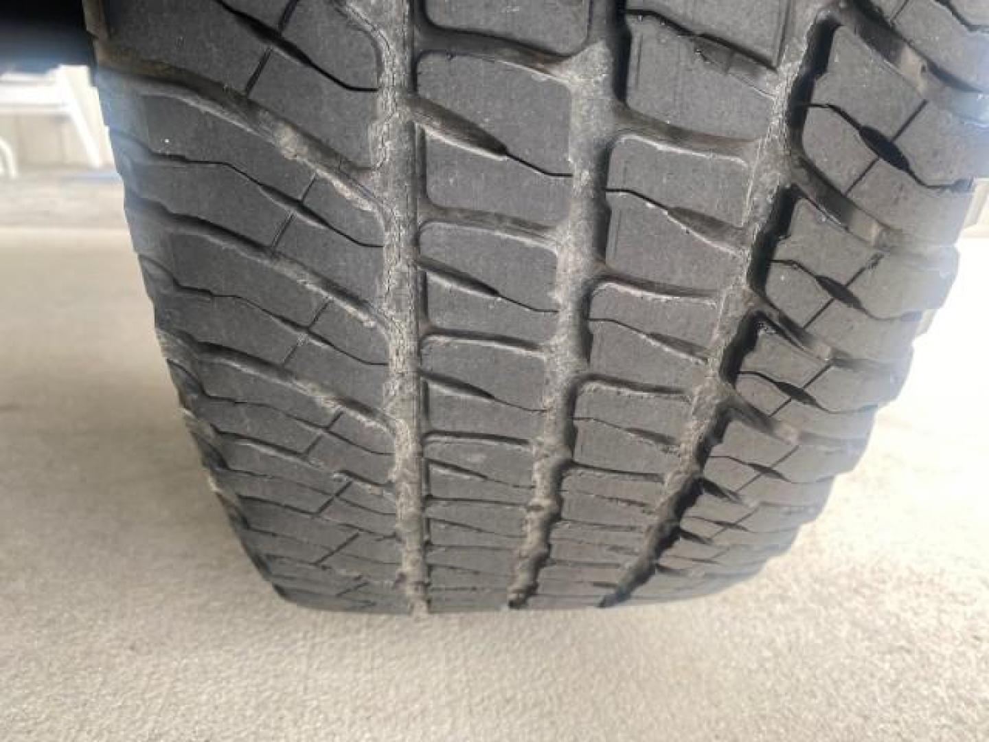 2006 Silver Streak Mica /Graphite Toyota Tacoma 1 OWNER 4WD CREW CAB (3TMMU52N46M) with an 4.0L DOHC EFI 24-Valve V6 VVT-i Engine engine, Automatic transmission, located at 4701 North Dixie Hwy, Pompano Beach, FL, 33064, (954) 422-2889, 26.240938, -80.123474 - OUR WEBPAGE FLORIDACARS1.COM HAS OVER 100 PHOTOS AND FREE CARFAX LINK 2006 TOYOTA TACOMA V6 4 DOOR CREW CAB VIN: 3TMMU52N46M001928 3 T M M U 5 2 N 4 6 M 0 0 1 9 2 8 CREW PICKUP 4.0L V6 F DOHC 24V GASOLINE 21 MPG REAR WHEEL DRIVE W/ 4X4 Features 4WD/AWD ABS Brakes Air Conditioning Alloy Wheels AM/FM - Photo#91