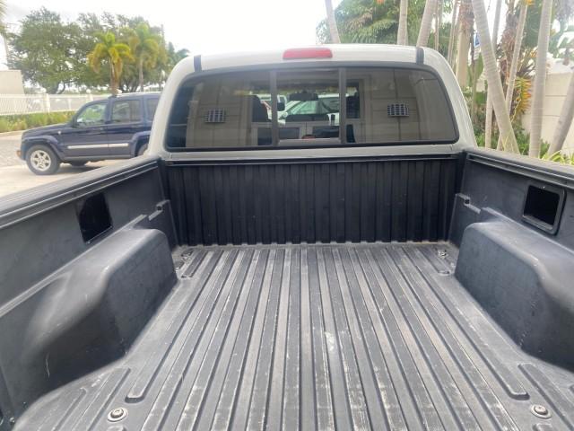 2006 Silver Streak Mica /Graphite Toyota Tacoma 1 OWNER 4WD CREW CAB (3TMMU52N46M) with an 4.0L DOHC EFI 24-Valve V6 VVT-i Engine engine, Automatic transmission, located at 4701 North Dixie Hwy, Pompano Beach, FL, 33064, (954) 422-2889, 26.240938, -80.123474 - OUR WEBPAGE FLORIDACARS1.COM HAS OVER 100 PHOTOS AND FREE CARFAX LINK 2006 TOYOTA TACOMA V6 4 DOOR CREW CAB VIN: 3TMMU52N46M001928 3 T M M U 5 2 N 4 6 M 0 0 1 9 2 8 CREW PICKUP 4.0L V6 F DOHC 24V GASOLINE 21 MPG REAR WHEEL DRIVE W/ 4X4 Features 4WD/AWD ABS Brakes Air Conditioning Alloy Wheels AM/FM - Photo#98