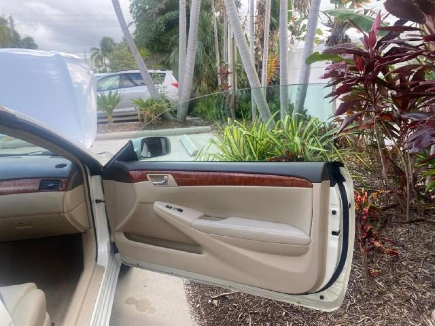 2007 Blizzard Pearl /Ivory Toyota Camry Solara SLE LOW MILES 67,647 (4T1FA38P37U) with an 3.3L DOHC SMPI VVT-i 24-Valve V6 Engine engine, Automatic transmission, located at 4701 North Dixie Hwy, Pompano Beach, FL, 33064, (954) 422-2889, 26.240938, -80.123474 - OUR WEBPAGE FLORIDACARS1.COM HAS OVER 100 PHOTOS AND FREE CARFAX LINK 2007 TOYOTA CAMRY SOLARA SLE V6 VIN: 4T1FA38P37U115572 4 T 1 F A 3 8 P 3 7 U 1 1 5 5 7 2 CONVERTIBLE 3.3L V6 F DOHC 24V GASOLINE 29 MPG FRONT WHEEL DRIVE Features ABS Brakes Air Conditioning Alloy Wheels AM/FM Stereo Automatic Tra - Photo#11