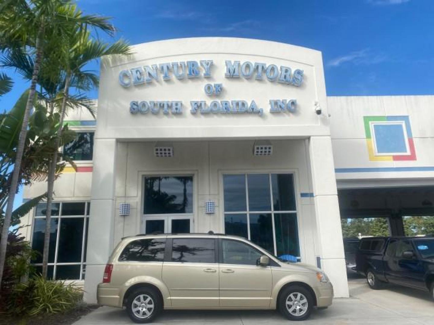 2010 White Gold /Medium pebble beige/cream Chrysler Town and Country Touring LOW MILES 33,692 1 OWNER (2A4RR5D1XAR) with an 3.8L OHV SMPI V6 Engine engine, Automatic transmission, located at 4701 North Dixie Hwy, Pompano Beach, FL, 33064, (954) 422-2889, 26.240938, -80.123474 - OUR WEBPAGE FLORIDACARS1.COM HAS OVER 100 PHOTOS AND FREE CARFAX LINK 2010 CHRYSLER TOWN AND COUNTRY TOURING VIN: 2A4RR5D1XAR392905 2 A 4 R R 5 D 1 X A R 3 9 2 9 0 5 VAN 3.8L V6 F OHV 12V GASOLINE 23 MPG FRONT WHEEL DRIVE Features ABS Brakes Air Conditioning Alloy Wheels AM/FM Stereo Automatic Trans - Photo#0