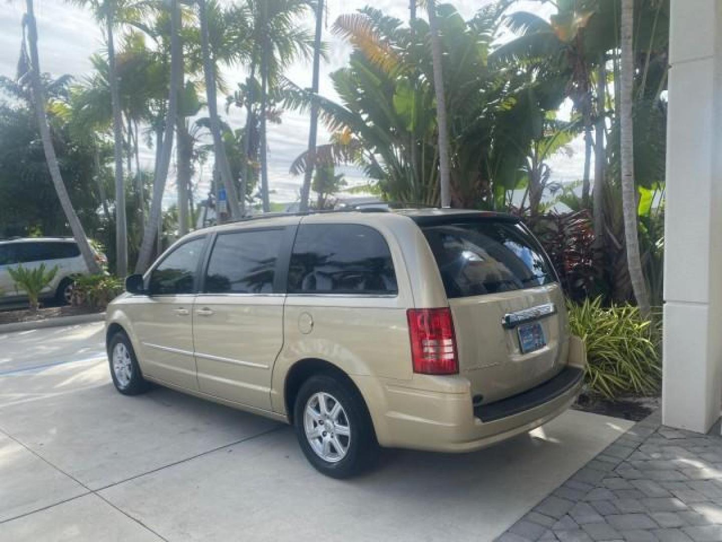 2010 White Gold /Medium pebble beige/cream Chrysler Town and Country Touring LOW MILES 33,692 1 OWNER (2A4RR5D1XAR) with an 3.8L OHV SMPI V6 Engine engine, Automatic transmission, located at 4701 North Dixie Hwy, Pompano Beach, FL, 33064, (954) 422-2889, 26.240938, -80.123474 - OUR WEBPAGE FLORIDACARS1.COM HAS OVER 100 PHOTOS AND FREE CARFAX LINK 2010 CHRYSLER TOWN AND COUNTRY TOURING VIN: 2A4RR5D1XAR392905 2 A 4 R R 5 D 1 X A R 3 9 2 9 0 5 VAN 3.8L V6 F OHV 12V GASOLINE 23 MPG FRONT WHEEL DRIVE Features ABS Brakes Air Conditioning Alloy Wheels AM/FM Stereo Automatic Trans - Photo#5