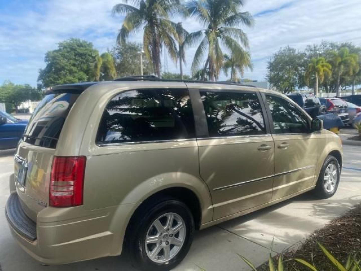 2010 White Gold /Medium pebble beige/cream Chrysler Town and Country Touring LOW MILES 33,692 1 OWNER (2A4RR5D1XAR) with an 3.8L OHV SMPI V6 Engine engine, Automatic transmission, located at 4701 North Dixie Hwy, Pompano Beach, FL, 33064, (954) 422-2889, 26.240938, -80.123474 - OUR WEBPAGE FLORIDACARS1.COM HAS OVER 100 PHOTOS AND FREE CARFAX LINK 2010 CHRYSLER TOWN AND COUNTRY TOURING VIN: 2A4RR5D1XAR392905 2 A 4 R R 5 D 1 X A R 3 9 2 9 0 5 VAN 3.8L V6 F OHV 12V GASOLINE 23 MPG FRONT WHEEL DRIVE Features ABS Brakes Air Conditioning Alloy Wheels AM/FM Stereo Automatic Trans - Photo#7