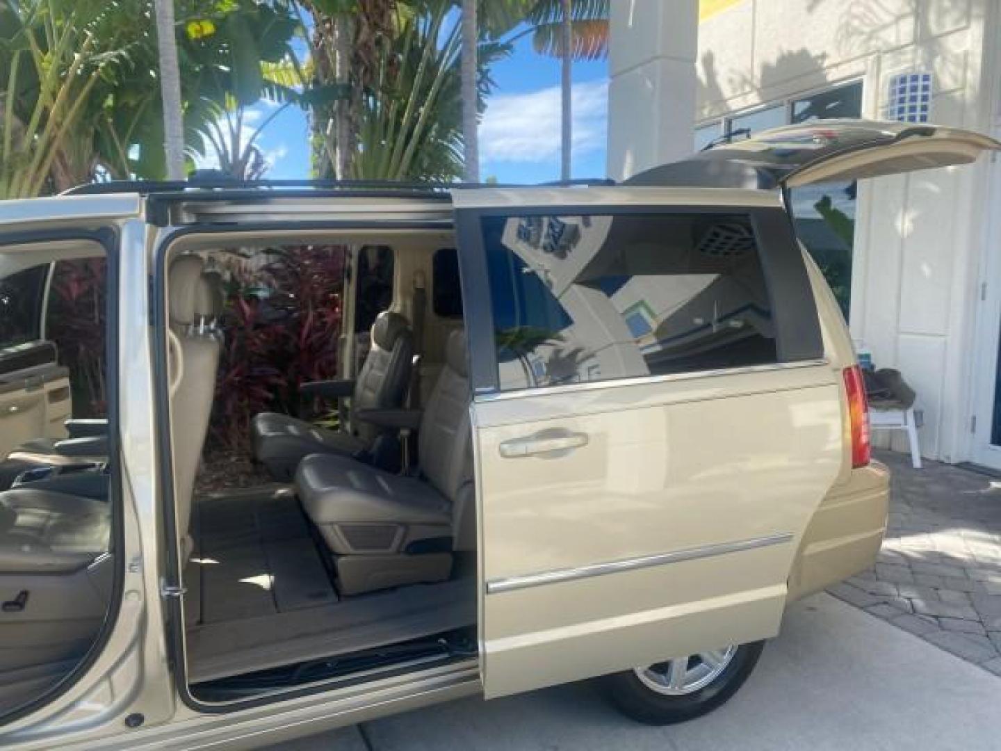 2010 White Gold /Medium pebble beige/cream Chrysler Town and Country Touring LOW MILES 33,692 1 OWNER (2A4RR5D1XAR) with an 3.8L OHV SMPI V6 Engine engine, Automatic transmission, located at 4701 North Dixie Hwy, Pompano Beach, FL, 33064, (954) 422-2889, 26.240938, -80.123474 - OUR WEBPAGE FLORIDACARS1.COM HAS OVER 100 PHOTOS AND FREE CARFAX LINK 2010 CHRYSLER TOWN AND COUNTRY TOURING VIN: 2A4RR5D1XAR392905 2 A 4 R R 5 D 1 X A R 3 9 2 9 0 5 VAN 3.8L V6 F OHV 12V GASOLINE 23 MPG FRONT WHEEL DRIVE Features ABS Brakes Air Conditioning Alloy Wheels AM/FM Stereo Automatic Trans - Photo#13