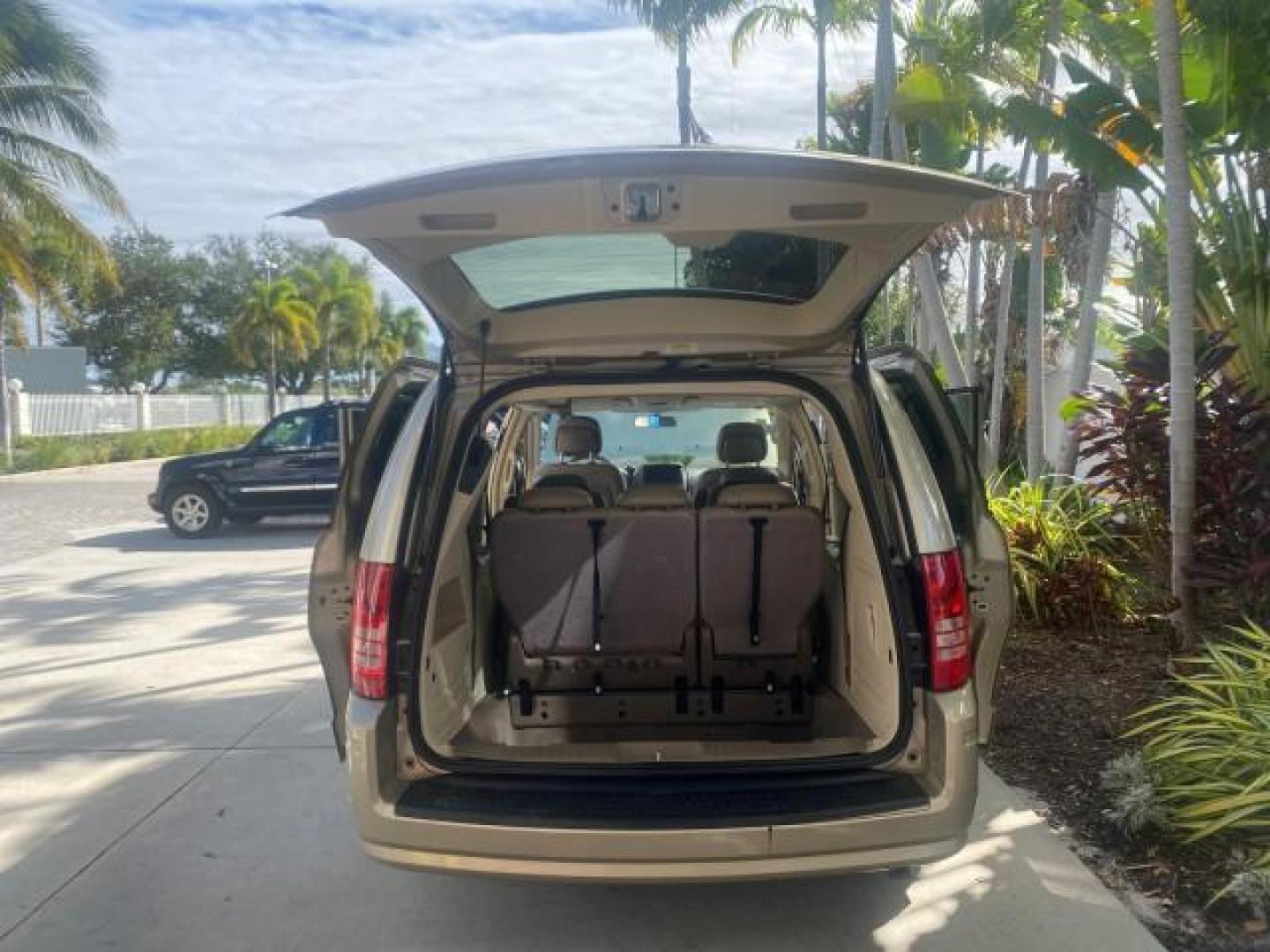 2010 White Gold /Medium pebble beige/cream Chrysler Town and Country Touring LOW MILES 33,692 1 OWNER (2A4RR5D1XAR) with an 3.8L OHV SMPI V6 Engine engine, Automatic transmission, located at 4701 North Dixie Hwy, Pompano Beach, FL, 33064, (954) 422-2889, 26.240938, -80.123474 - OUR WEBPAGE FLORIDACARS1.COM HAS OVER 100 PHOTOS AND FREE CARFAX LINK 2010 CHRYSLER TOWN AND COUNTRY TOURING VIN: 2A4RR5D1XAR392905 2 A 4 R R 5 D 1 X A R 3 9 2 9 0 5 VAN 3.8L V6 F OHV 12V GASOLINE 23 MPG FRONT WHEEL DRIVE Features ABS Brakes Air Conditioning Alloy Wheels AM/FM Stereo Automatic Trans - Photo#15