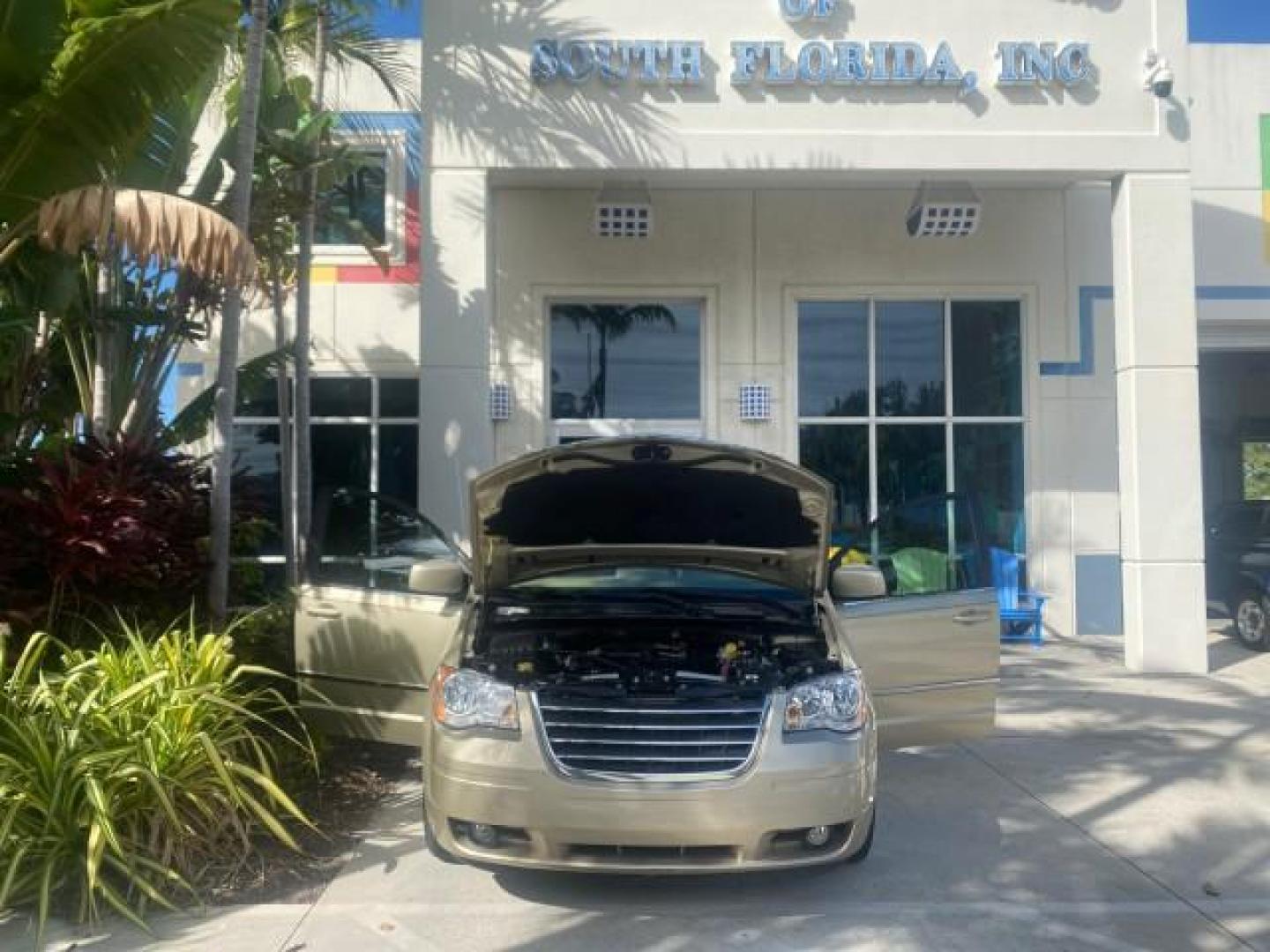 2010 White Gold /Medium pebble beige/cream Chrysler Town and Country Touring LOW MILES 33,692 1 OWNER (2A4RR5D1XAR) with an 3.8L OHV SMPI V6 Engine engine, Automatic transmission, located at 4701 North Dixie Hwy, Pompano Beach, FL, 33064, (954) 422-2889, 26.240938, -80.123474 - OUR WEBPAGE FLORIDACARS1.COM HAS OVER 100 PHOTOS AND FREE CARFAX LINK 2010 CHRYSLER TOWN AND COUNTRY TOURING VIN: 2A4RR5D1XAR392905 2 A 4 R R 5 D 1 X A R 3 9 2 9 0 5 VAN 3.8L V6 F OHV 12V GASOLINE 23 MPG FRONT WHEEL DRIVE Features ABS Brakes Air Conditioning Alloy Wheels AM/FM Stereo Automatic Trans - Photo#16