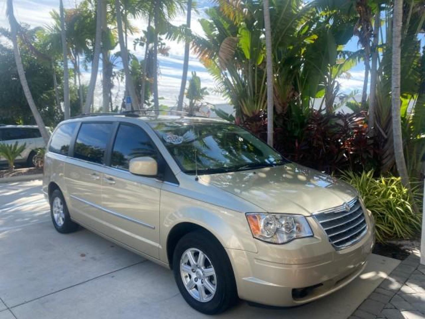 2010 White Gold /Medium pebble beige/cream Chrysler Town and Country Touring LOW MILES 33,692 1 OWNER (2A4RR5D1XAR) with an 3.8L OHV SMPI V6 Engine engine, Automatic transmission, located at 4701 North Dixie Hwy, Pompano Beach, FL, 33064, (954) 422-2889, 26.240938, -80.123474 - OUR WEBPAGE FLORIDACARS1.COM HAS OVER 100 PHOTOS AND FREE CARFAX LINK 2010 CHRYSLER TOWN AND COUNTRY TOURING VIN: 2A4RR5D1XAR392905 2 A 4 R R 5 D 1 X A R 3 9 2 9 0 5 VAN 3.8L V6 F OHV 12V GASOLINE 23 MPG FRONT WHEEL DRIVE Features ABS Brakes Air Conditioning Alloy Wheels AM/FM Stereo Automatic Trans - Photo#24