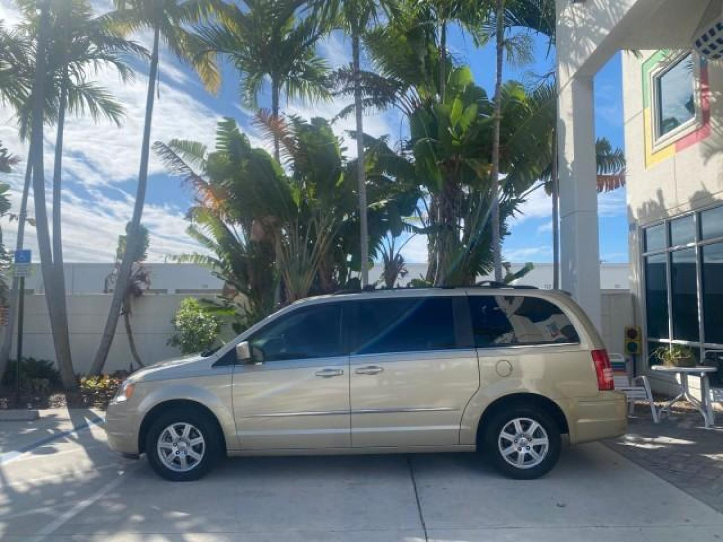 2010 White Gold /Medium pebble beige/cream Chrysler Town and Country Touring LOW MILES 33,692 1 OWNER (2A4RR5D1XAR) with an 3.8L OHV SMPI V6 Engine engine, Automatic transmission, located at 4701 North Dixie Hwy, Pompano Beach, FL, 33064, (954) 422-2889, 26.240938, -80.123474 - OUR WEBPAGE FLORIDACARS1.COM HAS OVER 100 PHOTOS AND FREE CARFAX LINK 2010 CHRYSLER TOWN AND COUNTRY TOURING VIN: 2A4RR5D1XAR392905 2 A 4 R R 5 D 1 X A R 3 9 2 9 0 5 VAN 3.8L V6 F OHV 12V GASOLINE 23 MPG FRONT WHEEL DRIVE Features ABS Brakes Air Conditioning Alloy Wheels AM/FM Stereo Automatic Trans - Photo#31