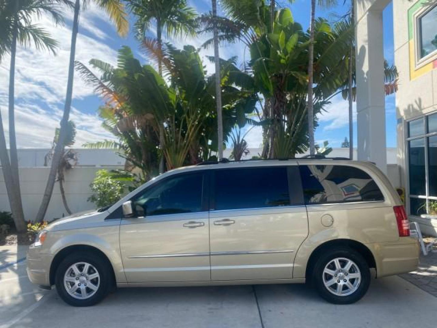 2010 White Gold /Medium pebble beige/cream Chrysler Town and Country Touring LOW MILES 33,692 1 OWNER (2A4RR5D1XAR) with an 3.8L OHV SMPI V6 Engine engine, Automatic transmission, located at 4701 North Dixie Hwy, Pompano Beach, FL, 33064, (954) 422-2889, 26.240938, -80.123474 - OUR WEBPAGE FLORIDACARS1.COM HAS OVER 100 PHOTOS AND FREE CARFAX LINK 2010 CHRYSLER TOWN AND COUNTRY TOURING VIN: 2A4RR5D1XAR392905 2 A 4 R R 5 D 1 X A R 3 9 2 9 0 5 VAN 3.8L V6 F OHV 12V GASOLINE 23 MPG FRONT WHEEL DRIVE Features ABS Brakes Air Conditioning Alloy Wheels AM/FM Stereo Automatic Trans - Photo#32