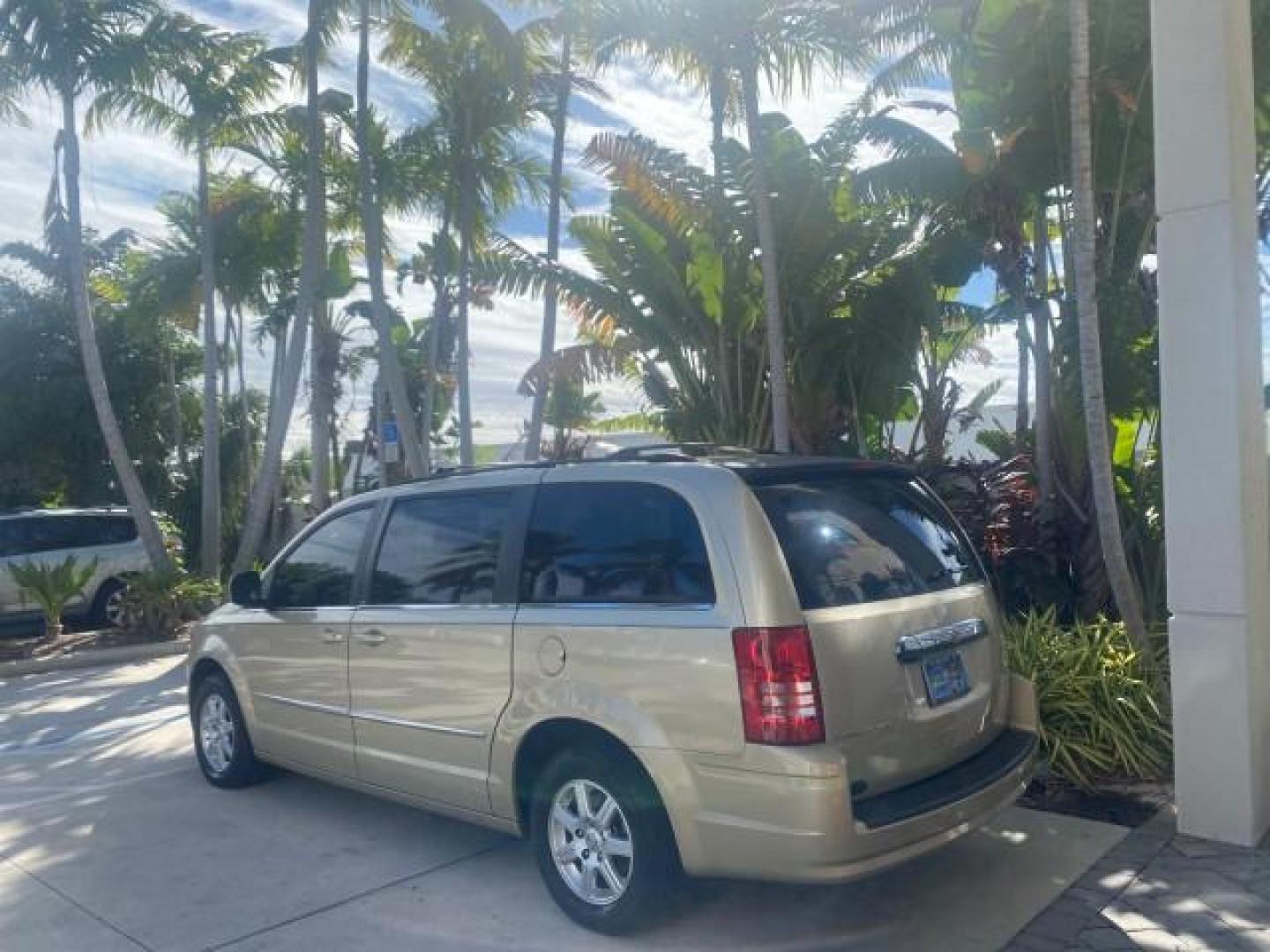 2010 White Gold /Medium pebble beige/cream Chrysler Town and Country Touring LOW MILES 33,692 1 OWNER (2A4RR5D1XAR) with an 3.8L OHV SMPI V6 Engine engine, Automatic transmission, located at 4701 North Dixie Hwy, Pompano Beach, FL, 33064, (954) 422-2889, 26.240938, -80.123474 - OUR WEBPAGE FLORIDACARS1.COM HAS OVER 100 PHOTOS AND FREE CARFAX LINK 2010 CHRYSLER TOWN AND COUNTRY TOURING VIN: 2A4RR5D1XAR392905 2 A 4 R R 5 D 1 X A R 3 9 2 9 0 5 VAN 3.8L V6 F OHV 12V GASOLINE 23 MPG FRONT WHEEL DRIVE Features ABS Brakes Air Conditioning Alloy Wheels AM/FM Stereo Automatic Trans - Photo#33