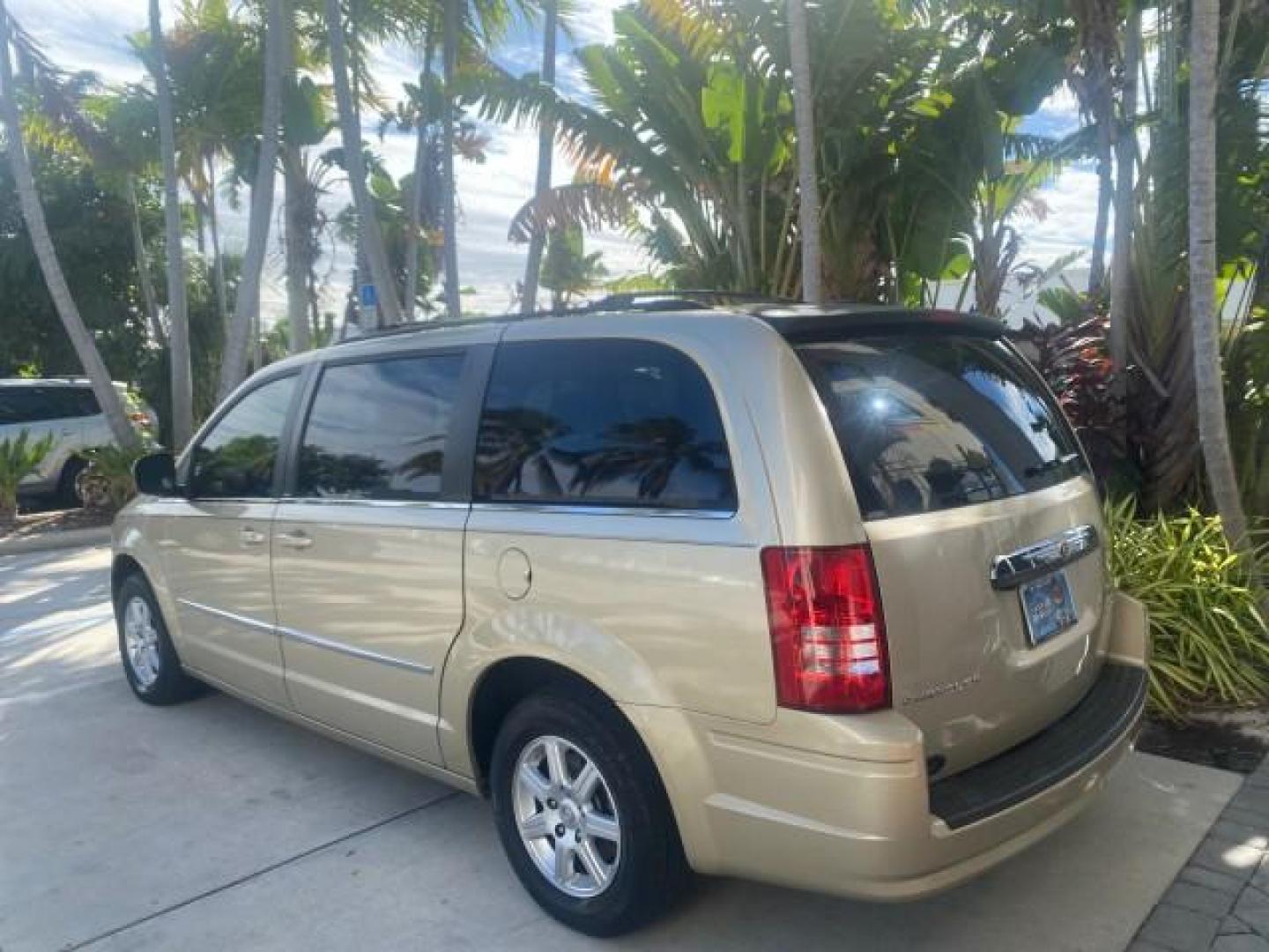 2010 White Gold /Medium pebble beige/cream Chrysler Town and Country Touring LOW MILES 33,692 1 OWNER (2A4RR5D1XAR) with an 3.8L OHV SMPI V6 Engine engine, Automatic transmission, located at 4701 North Dixie Hwy, Pompano Beach, FL, 33064, (954) 422-2889, 26.240938, -80.123474 - OUR WEBPAGE FLORIDACARS1.COM HAS OVER 100 PHOTOS AND FREE CARFAX LINK 2010 CHRYSLER TOWN AND COUNTRY TOURING VIN: 2A4RR5D1XAR392905 2 A 4 R R 5 D 1 X A R 3 9 2 9 0 5 VAN 3.8L V6 F OHV 12V GASOLINE 23 MPG FRONT WHEEL DRIVE Features ABS Brakes Air Conditioning Alloy Wheels AM/FM Stereo Automatic Trans - Photo#34