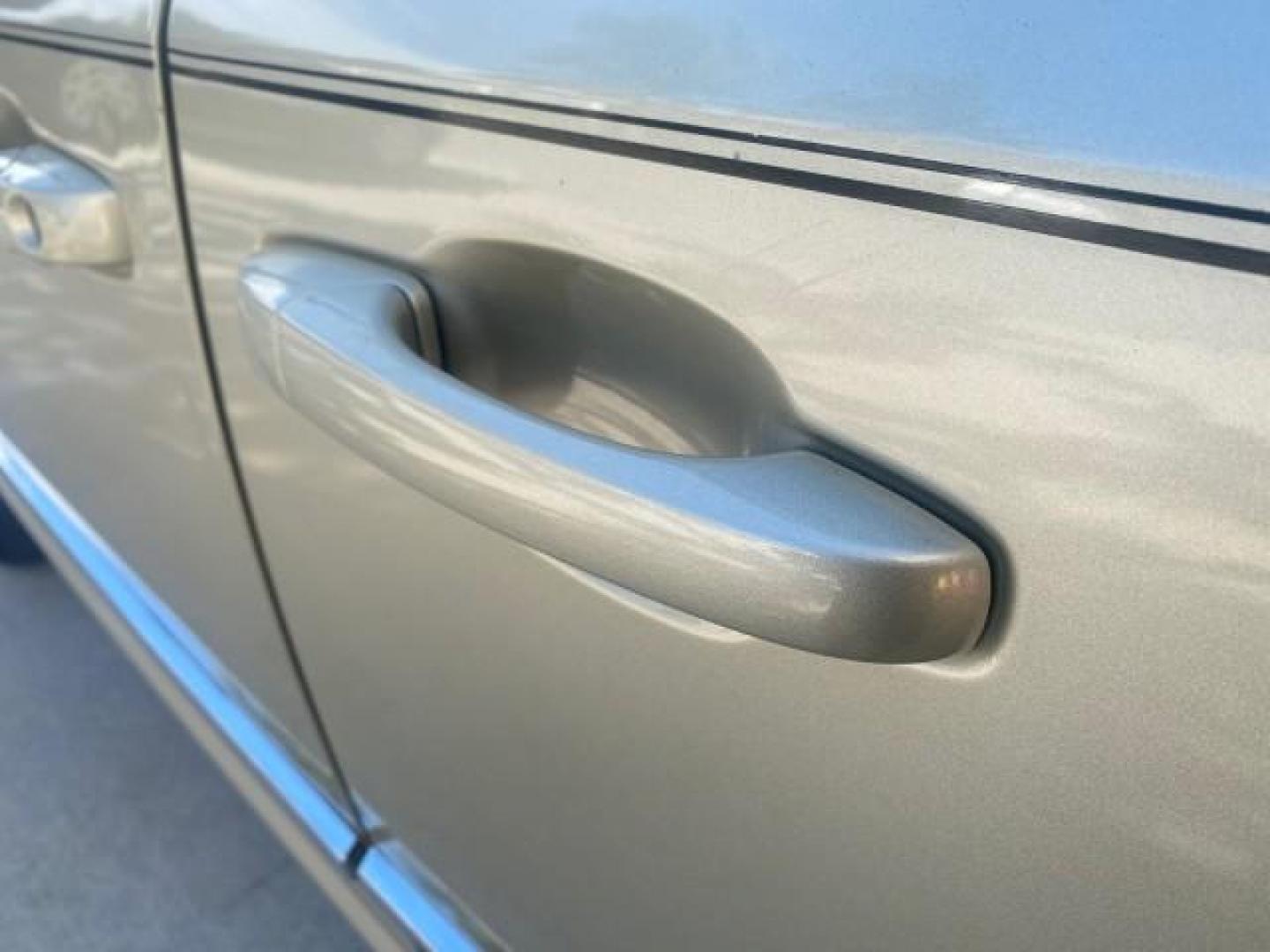 2010 White Gold /Medium pebble beige/cream Chrysler Town and Country Touring LOW MILES 33,692 1 OWNER (2A4RR5D1XAR) with an 3.8L OHV SMPI V6 Engine engine, Automatic transmission, located at 4701 North Dixie Hwy, Pompano Beach, FL, 33064, (954) 422-2889, 26.240938, -80.123474 - OUR WEBPAGE FLORIDACARS1.COM HAS OVER 100 PHOTOS AND FREE CARFAX LINK 2010 CHRYSLER TOWN AND COUNTRY TOURING VIN: 2A4RR5D1XAR392905 2 A 4 R R 5 D 1 X A R 3 9 2 9 0 5 VAN 3.8L V6 F OHV 12V GASOLINE 23 MPG FRONT WHEEL DRIVE Features ABS Brakes Air Conditioning Alloy Wheels AM/FM Stereo Automatic Trans - Photo#72