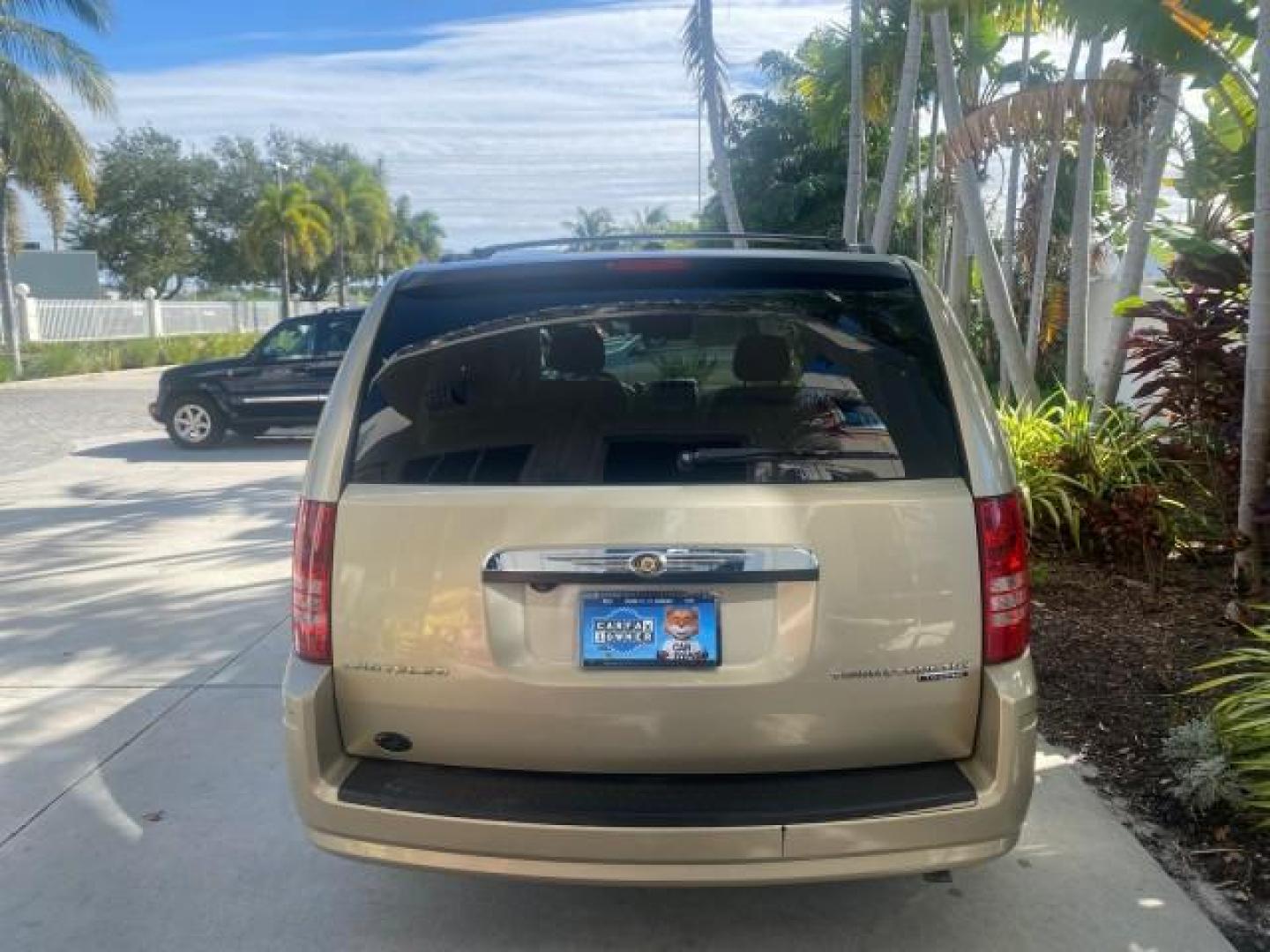 2010 White Gold /Medium pebble beige/cream Chrysler Town and Country Touring LOW MILES 33,692 1 OWNER (2A4RR5D1XAR) with an 3.8L OHV SMPI V6 Engine engine, Automatic transmission, located at 4701 North Dixie Hwy, Pompano Beach, FL, 33064, (954) 422-2889, 26.240938, -80.123474 - OUR WEBPAGE FLORIDACARS1.COM HAS OVER 100 PHOTOS AND FREE CARFAX LINK 2010 CHRYSLER TOWN AND COUNTRY TOURING VIN: 2A4RR5D1XAR392905 2 A 4 R R 5 D 1 X A R 3 9 2 9 0 5 VAN 3.8L V6 F OHV 12V GASOLINE 23 MPG FRONT WHEEL DRIVE Features ABS Brakes Air Conditioning Alloy Wheels AM/FM Stereo Automatic Trans - Photo#92
