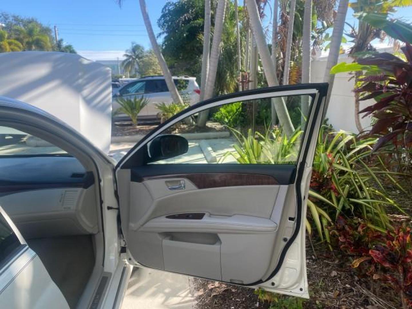 2011 Blizzard Pearl /Light Gray Toyota Avalon LOW MILES 75,626 40 SERVICES (4T1BK3DB4BU) with an 3.5L DOHC EFI 24-Valve V6 Engine engine, Automatic transmission, located at 4701 North Dixie Hwy, Pompano Beach, FL, 33064, (954) 422-2889, 26.240938, -80.123474 - OUR WEBPAGE FLORIDACARS1.COM HAS OVER 100 PHOTOS AND FREE CARFAX LINK 2011 TOYOTA AVALON LIMITED VIN: 4T1BK3DB4BU383335 4 T 1 B K 3 D B 4 B U 3 8 3 3 3 5 SEDAN 4 DR 3.5L V6 F DOHC 24V GASOLINE 29 MPG FRONT WHEEL DRIVE Features ABS Brakes Air Conditioning Alloy Wheels AM/FM Stereo Automatic Transmiss - Photo#11