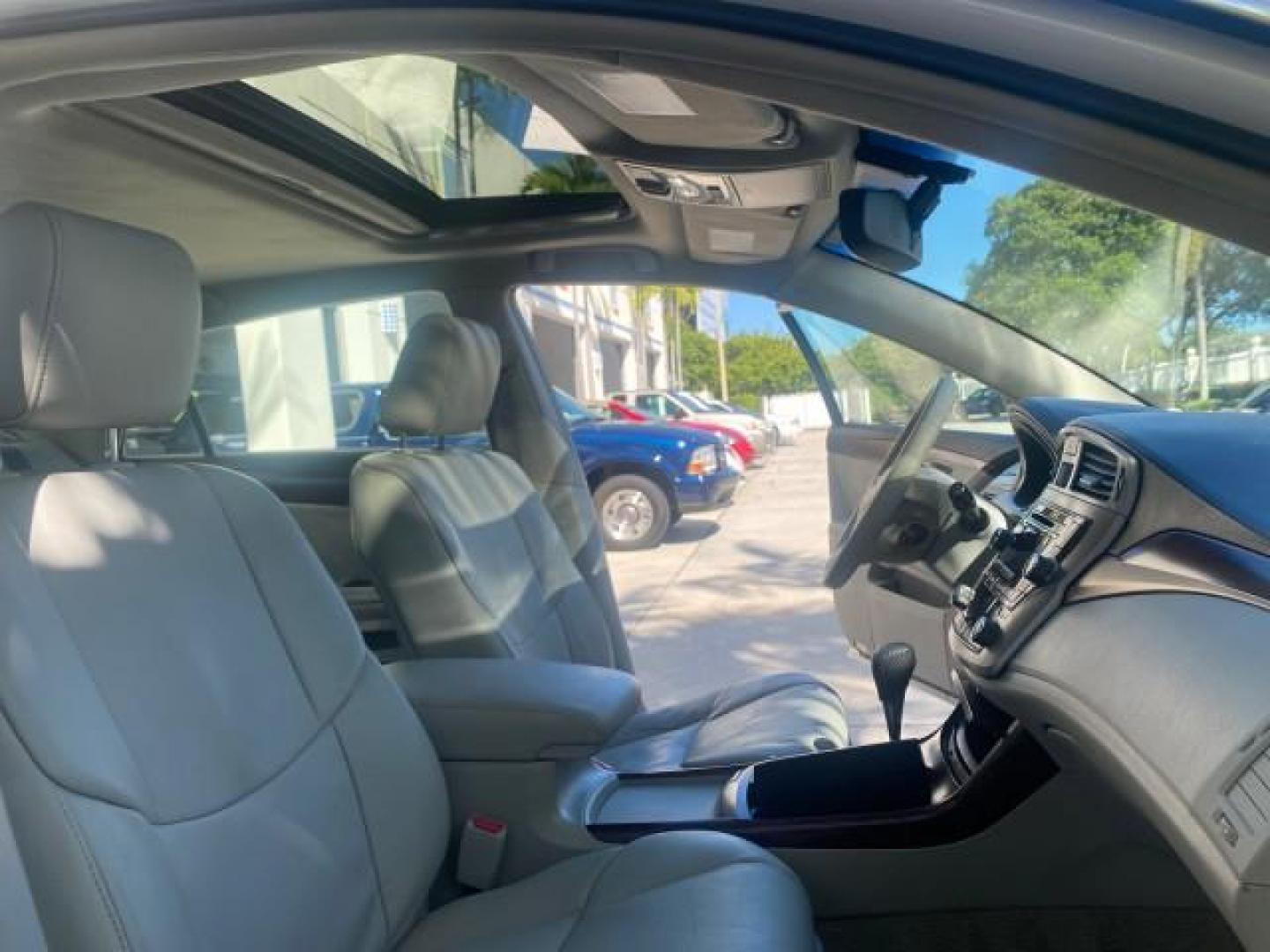 2011 Blizzard Pearl /Light Gray Toyota Avalon LOW MILES 75,626 40 SERVICES (4T1BK3DB4BU) with an 3.5L DOHC EFI 24-Valve V6 Engine engine, Automatic transmission, located at 4701 North Dixie Hwy, Pompano Beach, FL, 33064, (954) 422-2889, 26.240938, -80.123474 - OUR WEBPAGE FLORIDACARS1.COM HAS OVER 100 PHOTOS AND FREE CARFAX LINK 2011 TOYOTA AVALON LIMITED VIN: 4T1BK3DB4BU383335 4 T 1 B K 3 D B 4 B U 3 8 3 3 3 5 SEDAN 4 DR 3.5L V6 F DOHC 24V GASOLINE 29 MPG FRONT WHEEL DRIVE Features ABS Brakes Air Conditioning Alloy Wheels AM/FM Stereo Automatic Transmiss - Photo#12