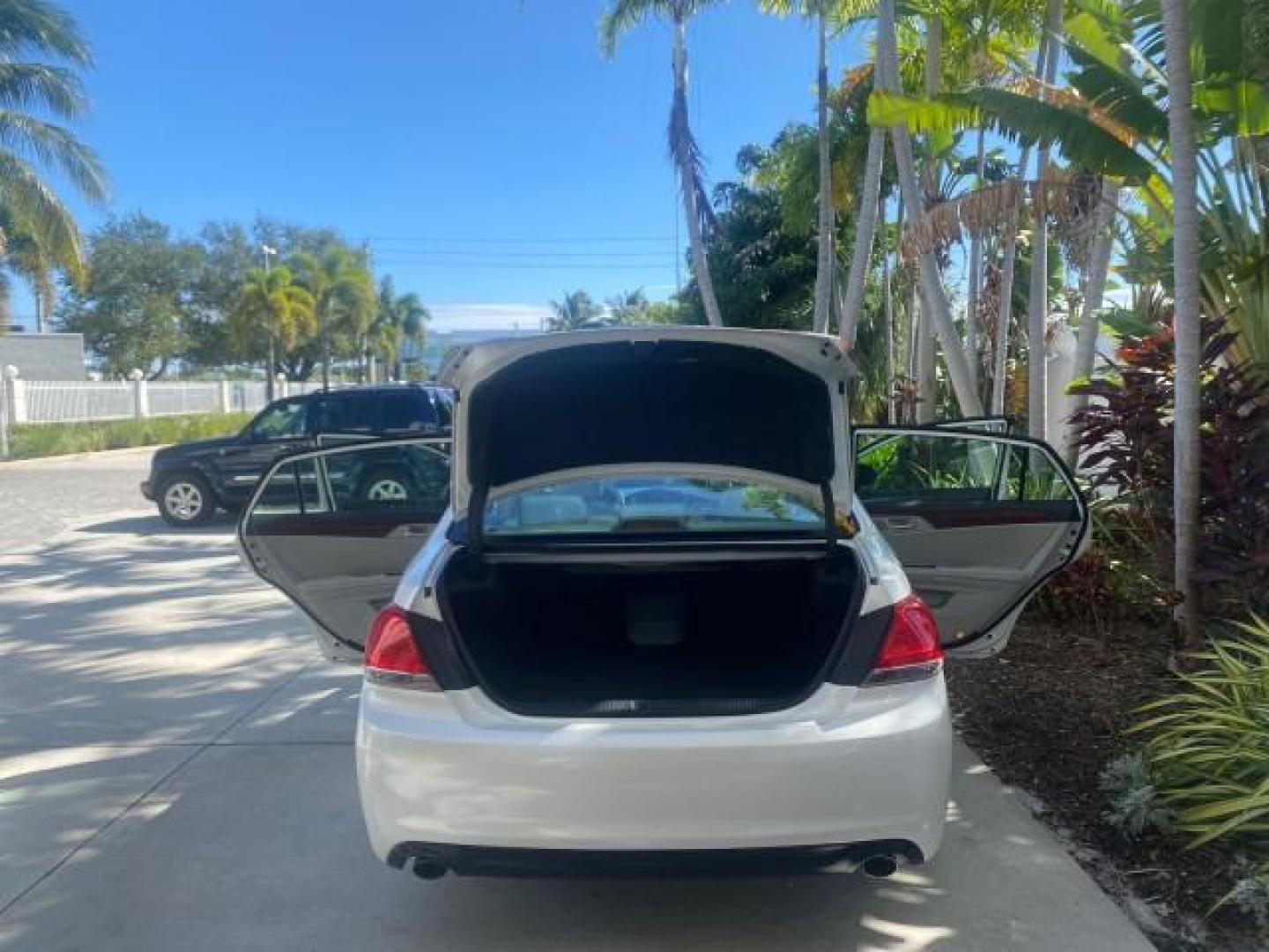 2011 Blizzard Pearl /Light Gray Toyota Avalon LOW MILES 75,626 40 SERVICES (4T1BK3DB4BU) with an 3.5L DOHC EFI 24-Valve V6 Engine engine, Automatic transmission, located at 4701 North Dixie Hwy, Pompano Beach, FL, 33064, (954) 422-2889, 26.240938, -80.123474 - OUR WEBPAGE FLORIDACARS1.COM HAS OVER 100 PHOTOS AND FREE CARFAX LINK 2011 TOYOTA AVALON LIMITED VIN: 4T1BK3DB4BU383335 4 T 1 B K 3 D B 4 B U 3 8 3 3 3 5 SEDAN 4 DR 3.5L V6 F DOHC 24V GASOLINE 29 MPG FRONT WHEEL DRIVE Features ABS Brakes Air Conditioning Alloy Wheels AM/FM Stereo Automatic Transmiss - Photo#15