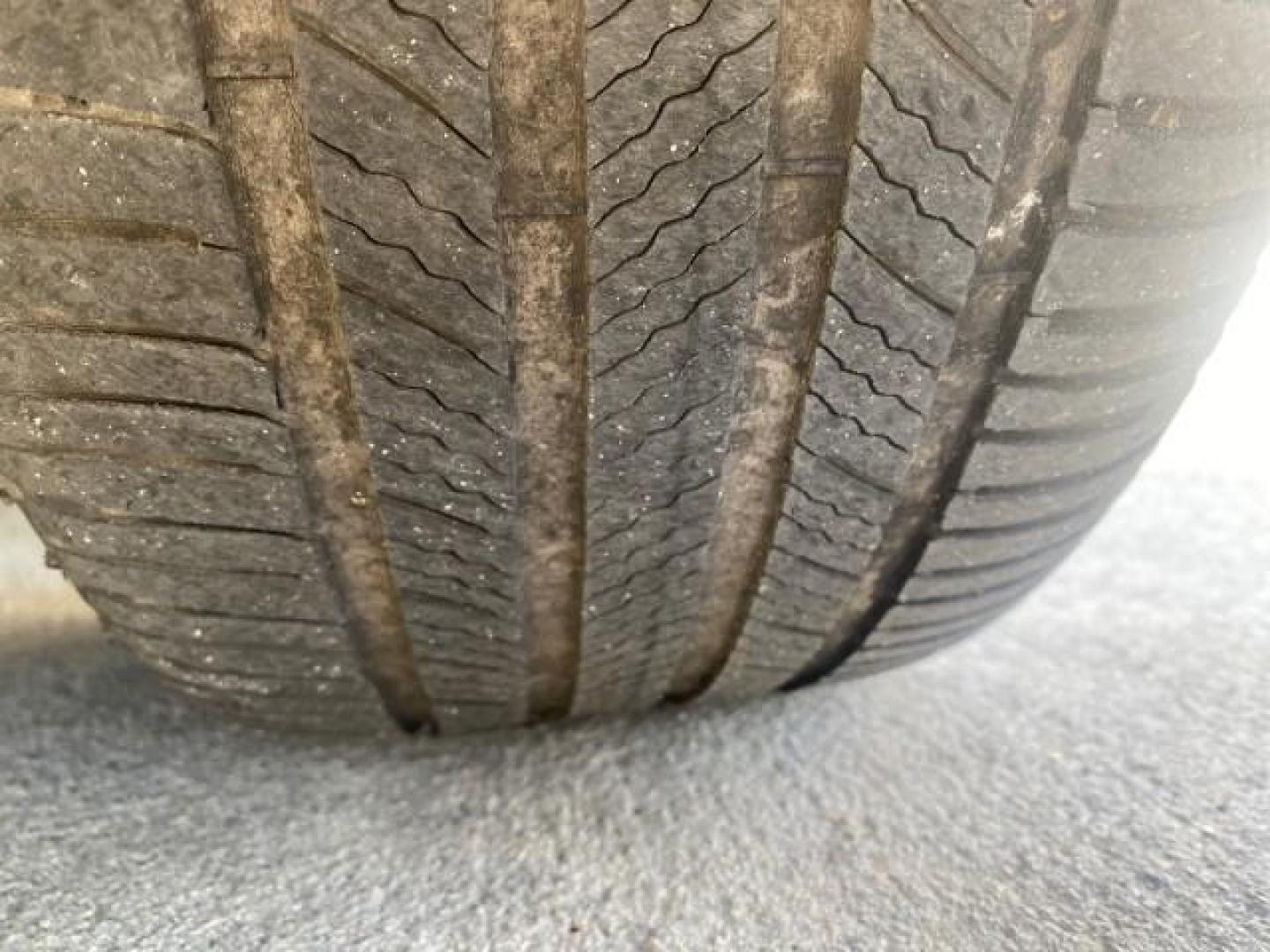 2011 Blizzard Pearl /Light Gray Toyota Avalon LOW MILES 75,626 40 SERVICES (4T1BK3DB4BU) with an 3.5L DOHC EFI 24-Valve V6 Engine engine, Automatic transmission, located at 4701 North Dixie Hwy, Pompano Beach, FL, 33064, (954) 422-2889, 26.240938, -80.123474 - OUR WEBPAGE FLORIDACARS1.COM HAS OVER 100 PHOTOS AND FREE CARFAX LINK 2011 TOYOTA AVALON LIMITED VIN: 4T1BK3DB4BU383335 4 T 1 B K 3 D B 4 B U 3 8 3 3 3 5 SEDAN 4 DR 3.5L V6 F DOHC 24V GASOLINE 29 MPG FRONT WHEEL DRIVE Features ABS Brakes Air Conditioning Alloy Wheels AM/FM Stereo Automatic Transmiss - Photo#20