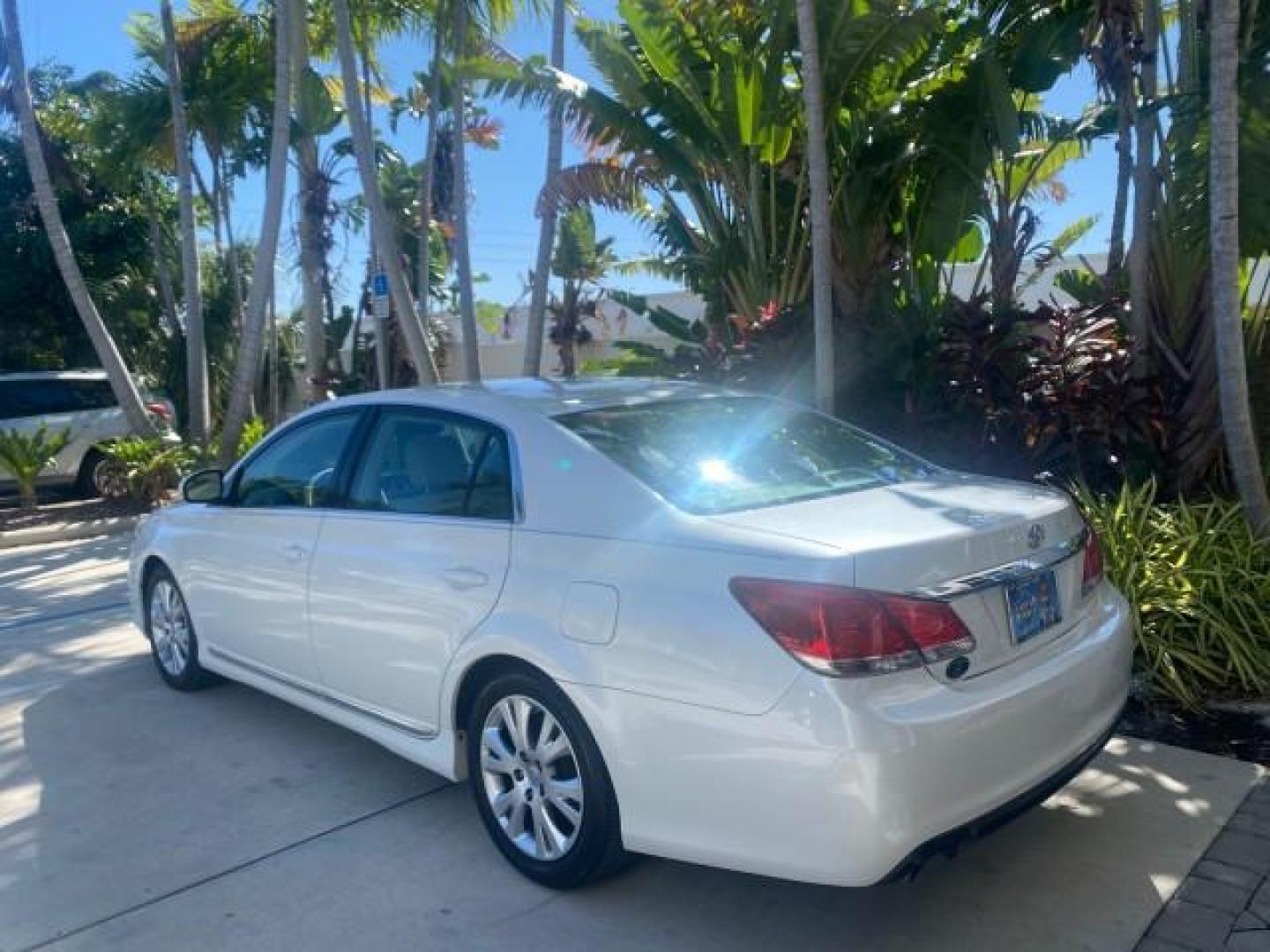 2011 Blizzard Pearl /Light Gray Toyota Avalon LOW MILES 75,626 40 SERVICES (4T1BK3DB4BU) with an 3.5L DOHC EFI 24-Valve V6 Engine engine, Automatic transmission, located at 4701 North Dixie Hwy, Pompano Beach, FL, 33064, (954) 422-2889, 26.240938, -80.123474 - OUR WEBPAGE FLORIDACARS1.COM HAS OVER 100 PHOTOS AND FREE CARFAX LINK 2011 TOYOTA AVALON LIMITED VIN: 4T1BK3DB4BU383335 4 T 1 B K 3 D B 4 B U 3 8 3 3 3 5 SEDAN 4 DR 3.5L V6 F DOHC 24V GASOLINE 29 MPG FRONT WHEEL DRIVE Features ABS Brakes Air Conditioning Alloy Wheels AM/FM Stereo Automatic Transmiss - Photo#34