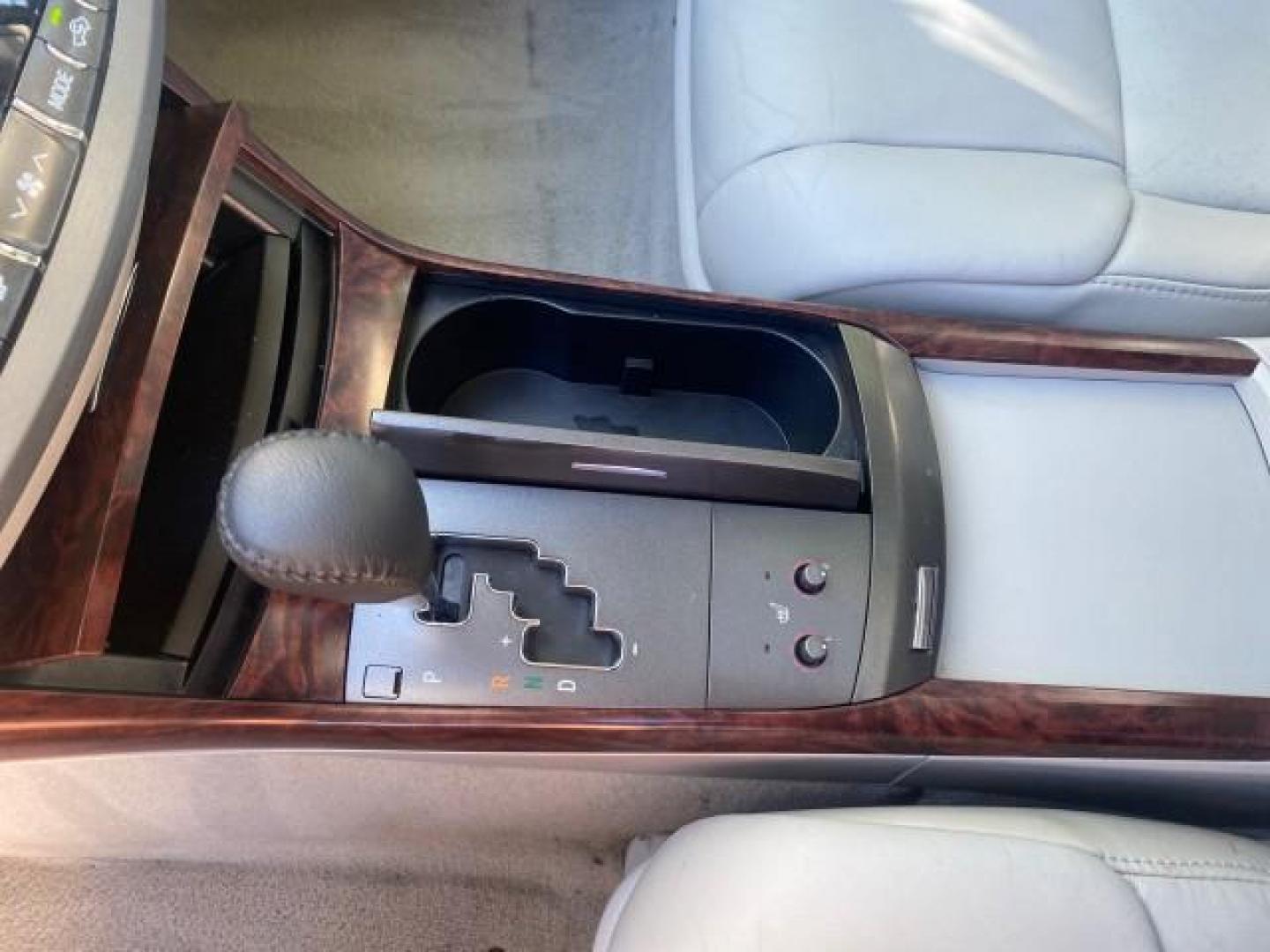 2011 Blizzard Pearl /Light Gray Toyota Avalon LOW MILES 75,626 40 SERVICES (4T1BK3DB4BU) with an 3.5L DOHC EFI 24-Valve V6 Engine engine, Automatic transmission, located at 4701 North Dixie Hwy, Pompano Beach, FL, 33064, (954) 422-2889, 26.240938, -80.123474 - OUR WEBPAGE FLORIDACARS1.COM HAS OVER 100 PHOTOS AND FREE CARFAX LINK 2011 TOYOTA AVALON LIMITED VIN: 4T1BK3DB4BU383335 4 T 1 B K 3 D B 4 B U 3 8 3 3 3 5 SEDAN 4 DR 3.5L V6 F DOHC 24V GASOLINE 29 MPG FRONT WHEEL DRIVE Features ABS Brakes Air Conditioning Alloy Wheels AM/FM Stereo Automatic Transmiss - Photo#62