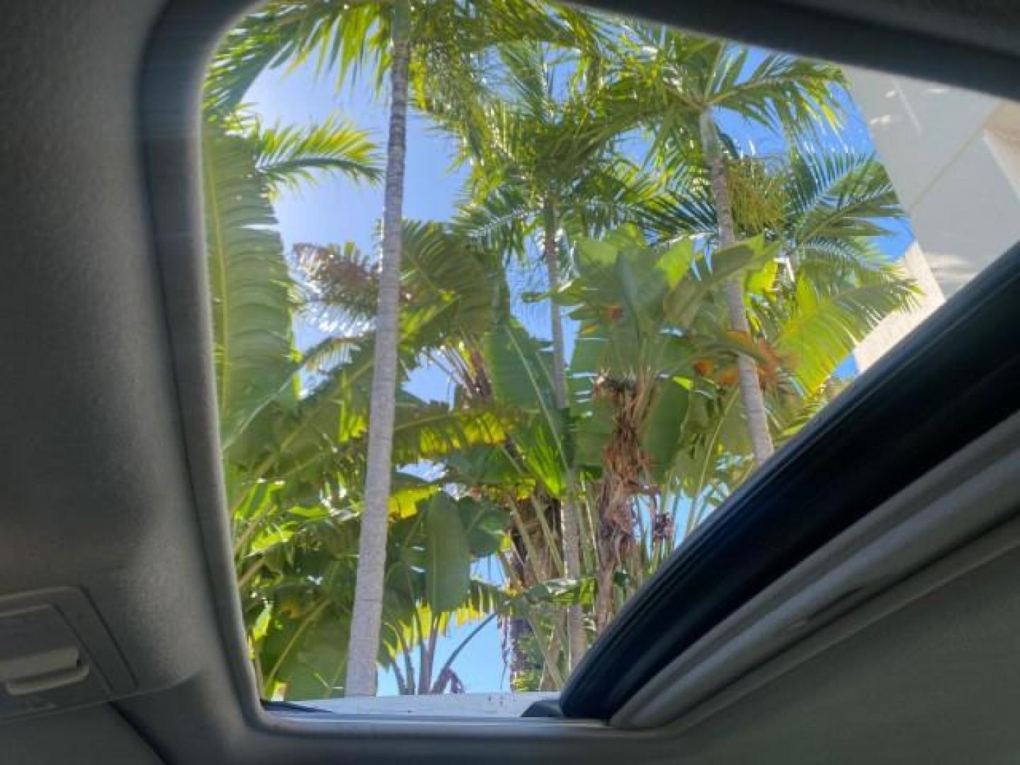 2011 Blizzard Pearl /Light Gray Toyota Avalon LOW MILES 75,626 40 SERVICES (4T1BK3DB4BU) with an 3.5L DOHC EFI 24-Valve V6 Engine engine, Automatic transmission, located at 4701 North Dixie Hwy, Pompano Beach, FL, 33064, (954) 422-2889, 26.240938, -80.123474 - OUR WEBPAGE FLORIDACARS1.COM HAS OVER 100 PHOTOS AND FREE CARFAX LINK 2011 TOYOTA AVALON LIMITED VIN: 4T1BK3DB4BU383335 4 T 1 B K 3 D B 4 B U 3 8 3 3 3 5 SEDAN 4 DR 3.5L V6 F DOHC 24V GASOLINE 29 MPG FRONT WHEEL DRIVE Features ABS Brakes Air Conditioning Alloy Wheels AM/FM Stereo Automatic Transmiss - Photo#73