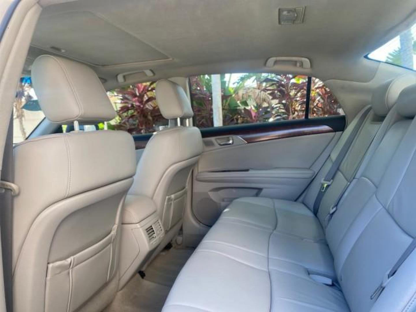 2011 Blizzard Pearl /Light Gray Toyota Avalon LOW MILES 75,626 40 SERVICES (4T1BK3DB4BU) with an 3.5L DOHC EFI 24-Valve V6 Engine engine, Automatic transmission, located at 4701 North Dixie Hwy, Pompano Beach, FL, 33064, (954) 422-2889, 26.240938, -80.123474 - OUR WEBPAGE FLORIDACARS1.COM HAS OVER 100 PHOTOS AND FREE CARFAX LINK 2011 TOYOTA AVALON LIMITED VIN: 4T1BK3DB4BU383335 4 T 1 B K 3 D B 4 B U 3 8 3 3 3 5 SEDAN 4 DR 3.5L V6 F DOHC 24V GASOLINE 29 MPG FRONT WHEEL DRIVE Features ABS Brakes Air Conditioning Alloy Wheels AM/FM Stereo Automatic Transmiss - Photo#81