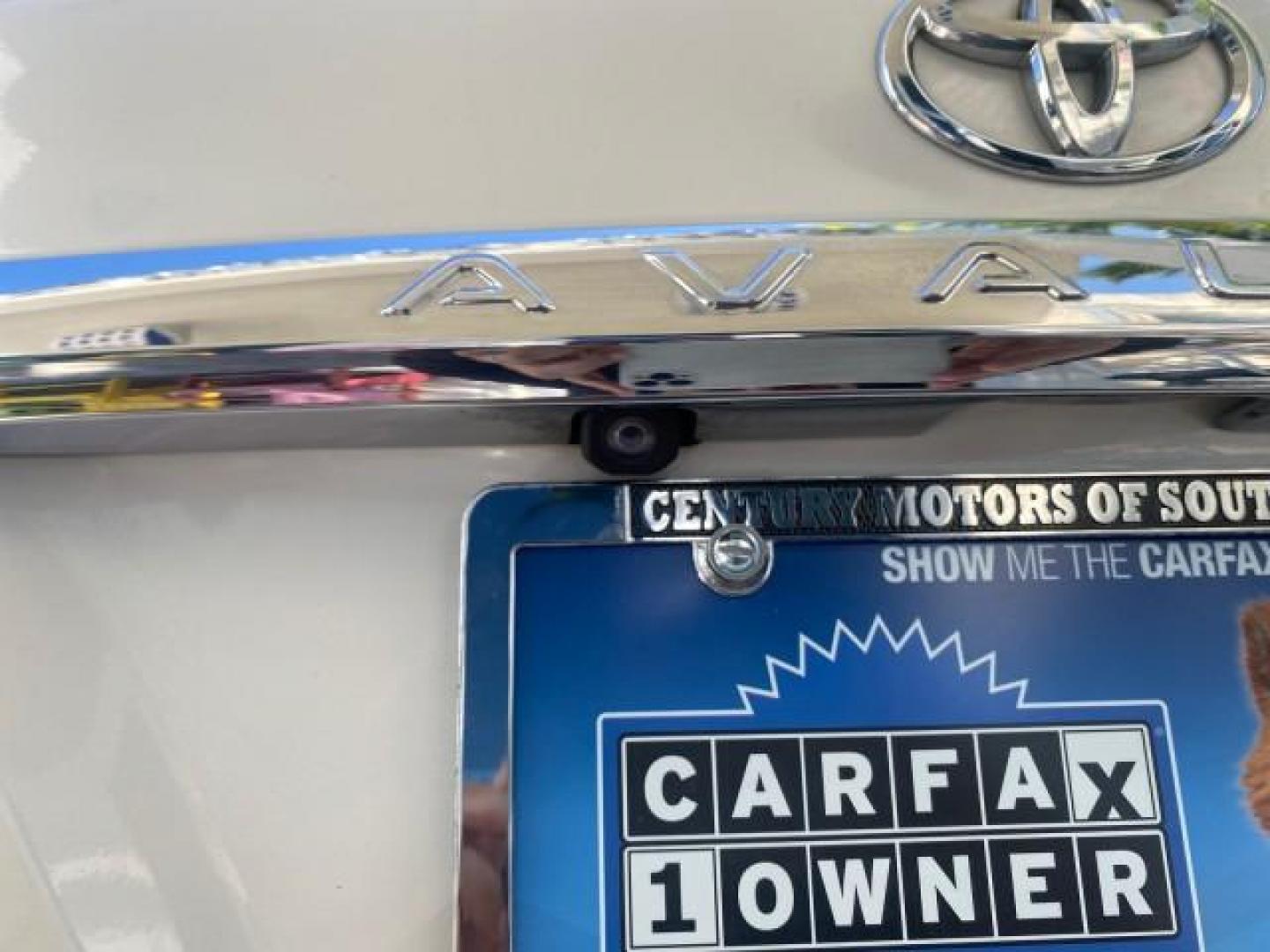 2011 Blizzard Pearl /Light Gray Toyota Avalon LOW MILES 75,626 40 SERVICES (4T1BK3DB4BU) with an 3.5L DOHC EFI 24-Valve V6 Engine engine, Automatic transmission, located at 4701 North Dixie Hwy, Pompano Beach, FL, 33064, (954) 422-2889, 26.240938, -80.123474 - OUR WEBPAGE FLORIDACARS1.COM HAS OVER 100 PHOTOS AND FREE CARFAX LINK 2011 TOYOTA AVALON LIMITED VIN: 4T1BK3DB4BU383335 4 T 1 B K 3 D B 4 B U 3 8 3 3 3 5 SEDAN 4 DR 3.5L V6 F DOHC 24V GASOLINE 29 MPG FRONT WHEEL DRIVE Features ABS Brakes Air Conditioning Alloy Wheels AM/FM Stereo Automatic Transmiss - Photo#94