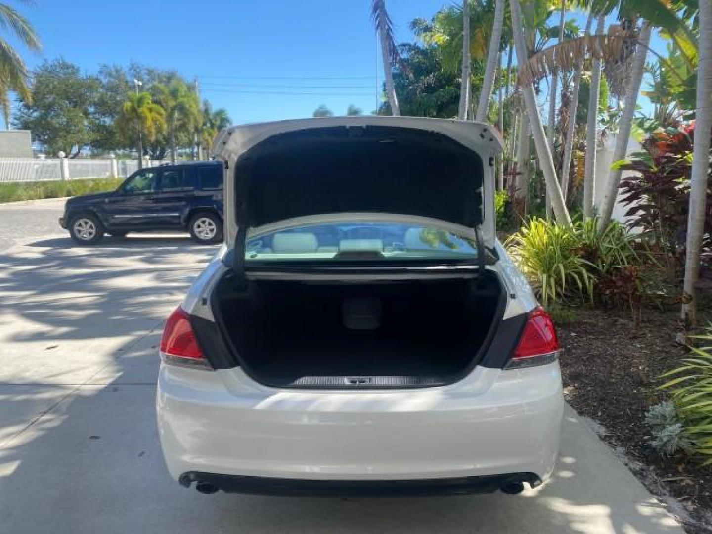 2011 Blizzard Pearl /Light Gray Toyota Avalon LOW MILES 75,626 40 SERVICES (4T1BK3DB4BU) with an 3.5L DOHC EFI 24-Valve V6 Engine engine, Automatic transmission, located at 4701 North Dixie Hwy, Pompano Beach, FL, 33064, (954) 422-2889, 26.240938, -80.123474 - OUR WEBPAGE FLORIDACARS1.COM HAS OVER 100 PHOTOS AND FREE CARFAX LINK 2011 TOYOTA AVALON LIMITED VIN: 4T1BK3DB4BU383335 4 T 1 B K 3 D B 4 B U 3 8 3 3 3 5 SEDAN 4 DR 3.5L V6 F DOHC 24V GASOLINE 29 MPG FRONT WHEEL DRIVE Features ABS Brakes Air Conditioning Alloy Wheels AM/FM Stereo Automatic Transmiss - Photo#97