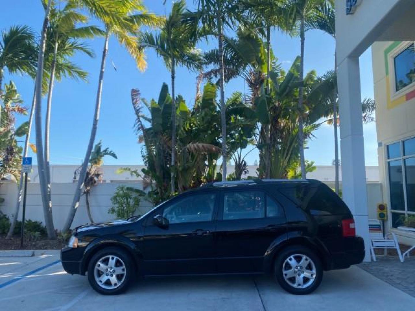 2005 Black /Pebble Ford Freestyle Limited LOW MILES 69,845 1 OWNER AWD (1FMZK06165G) with an 3.0L SMPI 24-Valve V6 Duratec Engine engine, Automatic transmission, located at 4701 North Dixie Hwy, Pompano Beach, FL, 33064, (954) 422-2889, 26.240938, -80.123474 - OUR WEBPAGE FLORIDACARS1.COM HAS OVER 100 PHOTOS AND FREE CARFAX LINK 2005 FORD FREESTYLE LIMITED VIN: 1FMZK06165GA49599 1 F M Z K 0 6 1 6 5 G A 4 9 5 9 9 4 DOOR WAGON/SPORT UTILITY 3.0L V6 F DOHC GASOLINE 24 MPG ALL WHEEL DRIVE Features 4WD/AWD ABS Brakes Air Conditioning Alloy Wheels AM/FM Stereo - Photo#4