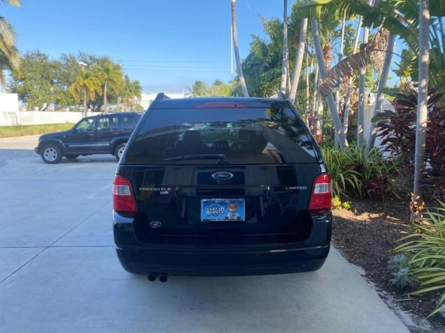 2005 Black /Pebble Ford Freestyle Limited LOW MILES 69,845 1 OWNER AWD (1FMZK06165G) with an 3.0L SMPI 24-Valve V6 Duratec Engine engine, Automatic transmission, located at 4701 North Dixie Hwy, Pompano Beach, FL, 33064, (954) 422-2889, 26.240938, -80.123474 - OUR WEBPAGE FLORIDACARS1.COM HAS OVER 100 PHOTOS AND FREE CARFAX LINK 2005 FORD FREESTYLE LIMITED VIN: 1FMZK06165GA49599 1 F M Z K 0 6 1 6 5 G A 4 9 5 9 9 4 DOOR WAGON/SPORT UTILITY 3.0L V6 F DOHC GASOLINE 24 MPG ALL WHEEL DRIVE Features 4WD/AWD ABS Brakes Air Conditioning Alloy Wheels AM/FM Stereo - Photo#6
