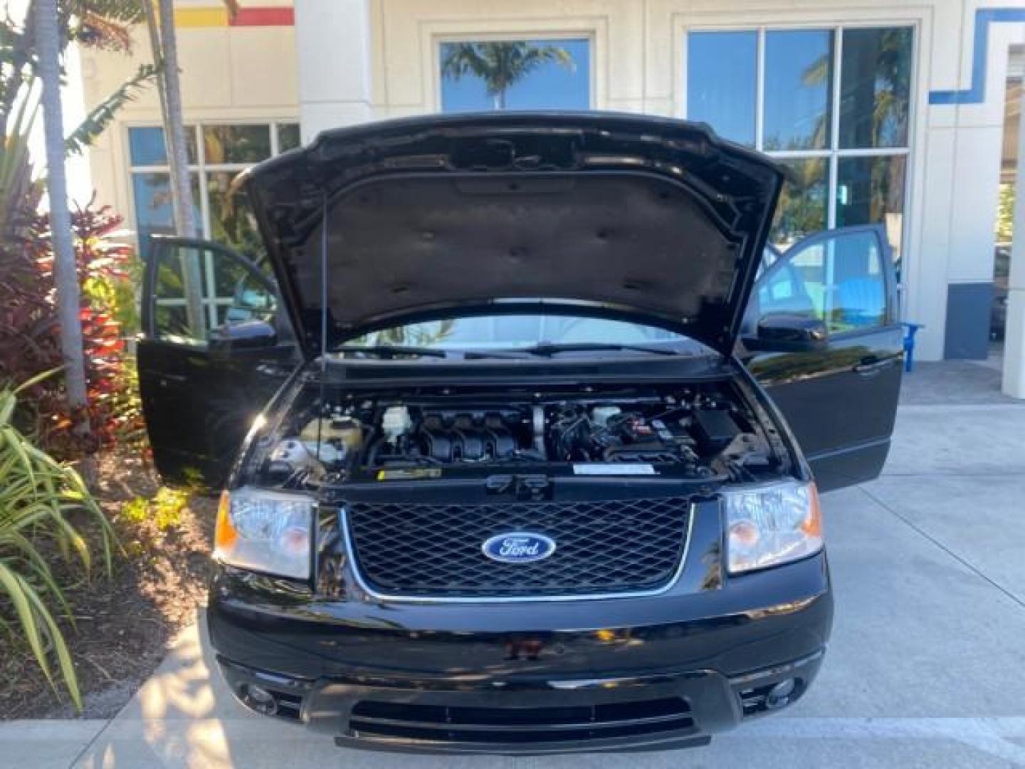 2005 Black /Pebble Ford Freestyle Limited LOW MILES 69,845 1 OWNER AWD (1FMZK06165G) with an 3.0L SMPI 24-Valve V6 Duratec Engine engine, Automatic transmission, located at 4701 North Dixie Hwy, Pompano Beach, FL, 33064, (954) 422-2889, 26.240938, -80.123474 - OUR WEBPAGE FLORIDACARS1.COM HAS OVER 100 PHOTOS AND FREE CARFAX LINK 2005 FORD FREESTYLE LIMITED VIN: 1FMZK06165GA49599 1 F M Z K 0 6 1 6 5 G A 4 9 5 9 9 4 DOOR WAGON/SPORT UTILITY 3.0L V6 F DOHC GASOLINE 24 MPG ALL WHEEL DRIVE Features 4WD/AWD ABS Brakes Air Conditioning Alloy Wheels AM/FM Stereo - Photo#17