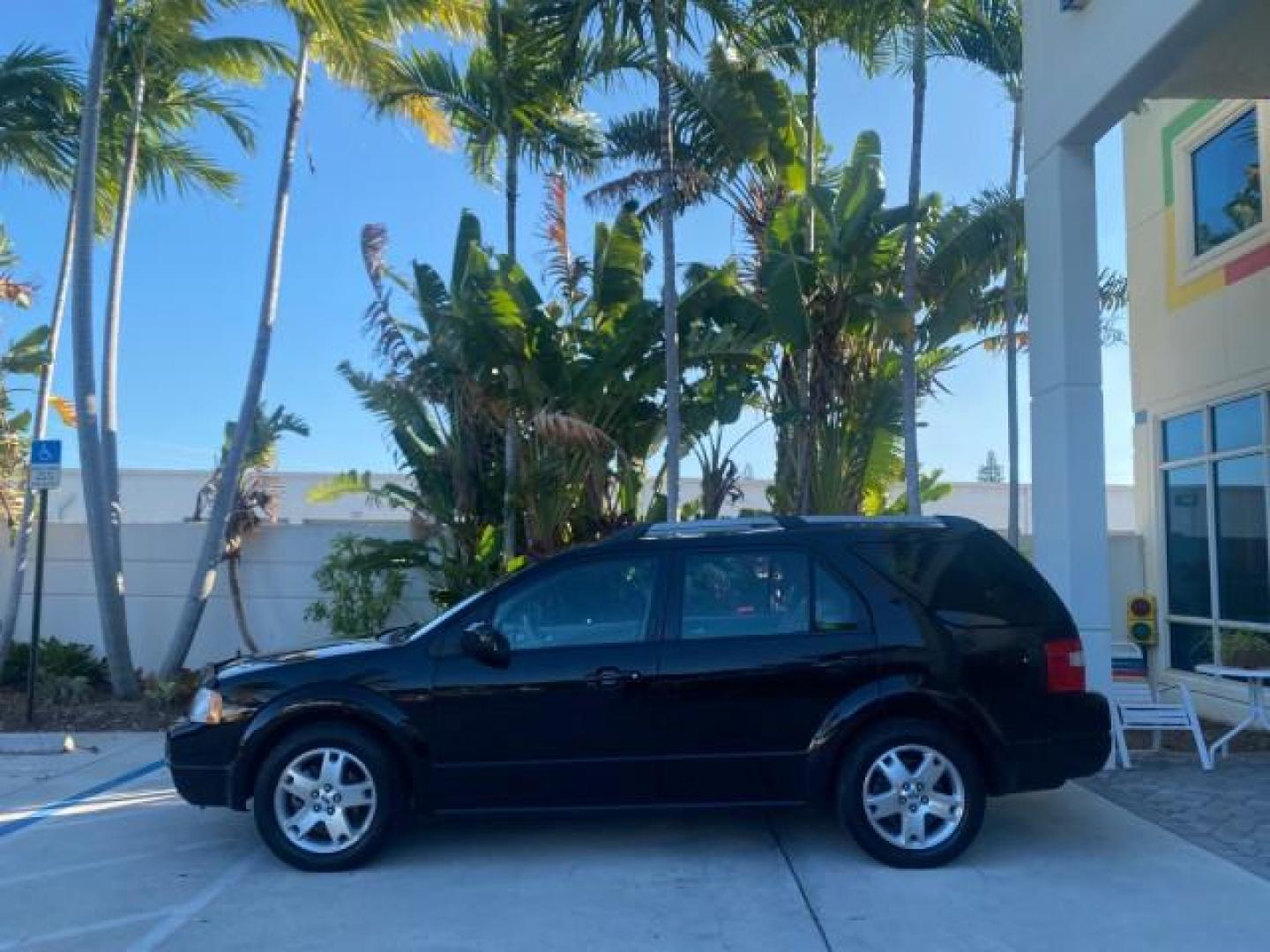 2005 Black /Pebble Ford Freestyle Limited LOW MILES 69,845 1 OWNER AWD (1FMZK06165G) with an 3.0L SMPI 24-Valve V6 Duratec Engine engine, Automatic transmission, located at 4701 North Dixie Hwy, Pompano Beach, FL, 33064, (954) 422-2889, 26.240938, -80.123474 - OUR WEBPAGE FLORIDACARS1.COM HAS OVER 100 PHOTOS AND FREE CARFAX LINK 2005 FORD FREESTYLE LIMITED VIN: 1FMZK06165GA49599 1 F M Z K 0 6 1 6 5 G A 4 9 5 9 9 4 DOOR WAGON/SPORT UTILITY 3.0L V6 F DOHC GASOLINE 24 MPG ALL WHEEL DRIVE Features 4WD/AWD ABS Brakes Air Conditioning Alloy Wheels AM/FM Stereo - Photo#31