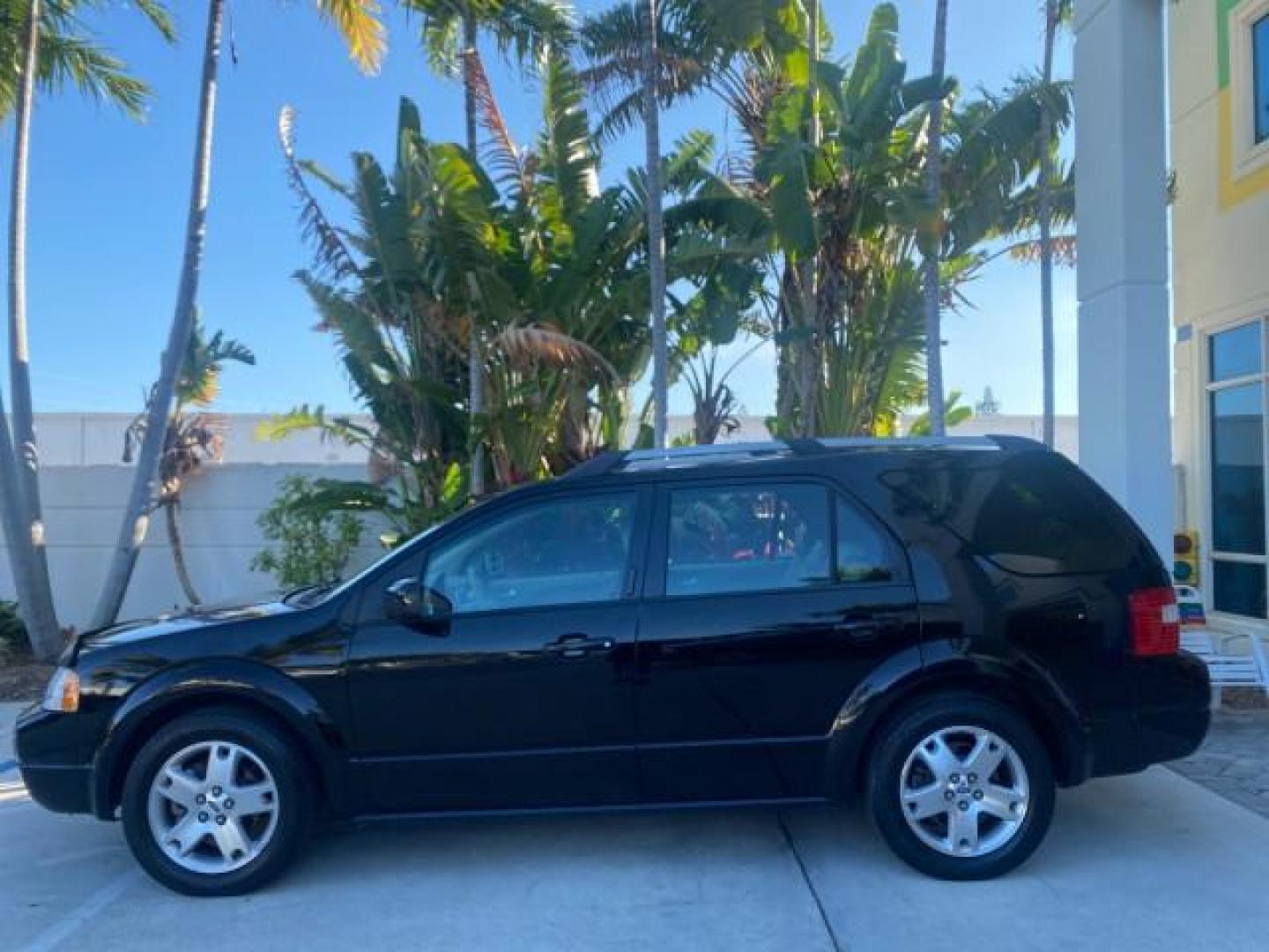 2005 Black /Pebble Ford Freestyle Limited LOW MILES 69,845 1 OWNER AWD (1FMZK06165G) with an 3.0L SMPI 24-Valve V6 Duratec Engine engine, Automatic transmission, located at 4701 North Dixie Hwy, Pompano Beach, FL, 33064, (954) 422-2889, 26.240938, -80.123474 - OUR WEBPAGE FLORIDACARS1.COM HAS OVER 100 PHOTOS AND FREE CARFAX LINK 2005 FORD FREESTYLE LIMITED VIN: 1FMZK06165GA49599 1 F M Z K 0 6 1 6 5 G A 4 9 5 9 9 4 DOOR WAGON/SPORT UTILITY 3.0L V6 F DOHC GASOLINE 24 MPG ALL WHEEL DRIVE Features 4WD/AWD ABS Brakes Air Conditioning Alloy Wheels AM/FM Stereo - Photo#32