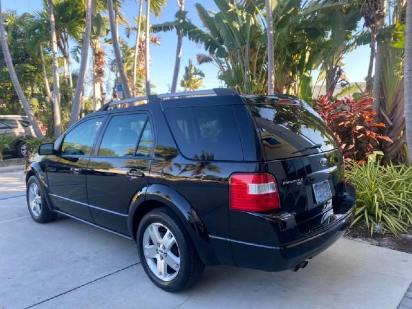 2005 Black /Pebble Ford Freestyle Limited LOW MILES 69,845 1 OWNER AWD (1FMZK06165G) with an 3.0L SMPI 24-Valve V6 Duratec Engine engine, Automatic transmission, located at 4701 North Dixie Hwy, Pompano Beach, FL, 33064, (954) 422-2889, 26.240938, -80.123474 - OUR WEBPAGE FLORIDACARS1.COM HAS OVER 100 PHOTOS AND FREE CARFAX LINK 2005 FORD FREESTYLE LIMITED VIN: 1FMZK06165GA49599 1 F M Z K 0 6 1 6 5 G A 4 9 5 9 9 4 DOOR WAGON/SPORT UTILITY 3.0L V6 F DOHC GASOLINE 24 MPG ALL WHEEL DRIVE Features 4WD/AWD ABS Brakes Air Conditioning Alloy Wheels AM/FM Stereo - Photo#34