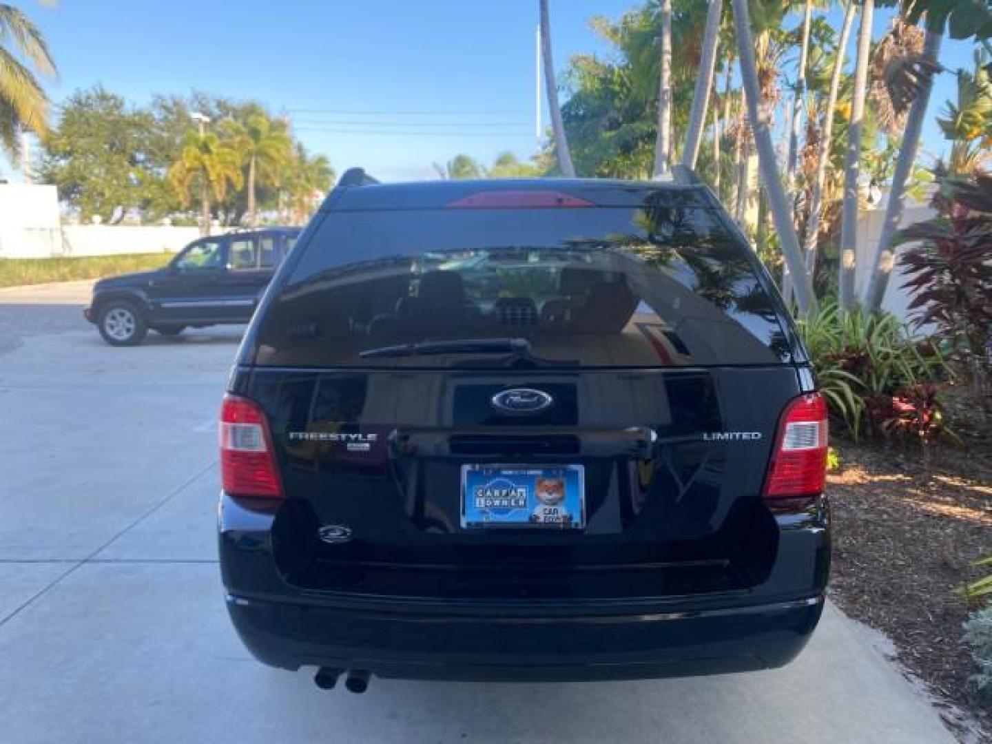 2005 Black /Pebble Ford Freestyle Limited LOW MILES 69,845 1 OWNER AWD (1FMZK06165G) with an 3.0L SMPI 24-Valve V6 Duratec Engine engine, Automatic transmission, located at 4701 North Dixie Hwy, Pompano Beach, FL, 33064, (954) 422-2889, 26.240938, -80.123474 - OUR WEBPAGE FLORIDACARS1.COM HAS OVER 100 PHOTOS AND FREE CARFAX LINK 2005 FORD FREESTYLE LIMITED VIN: 1FMZK06165GA49599 1 F M Z K 0 6 1 6 5 G A 4 9 5 9 9 4 DOOR WAGON/SPORT UTILITY 3.0L V6 F DOHC GASOLINE 24 MPG ALL WHEEL DRIVE Features 4WD/AWD ABS Brakes Air Conditioning Alloy Wheels AM/FM Stereo - Photo#36
