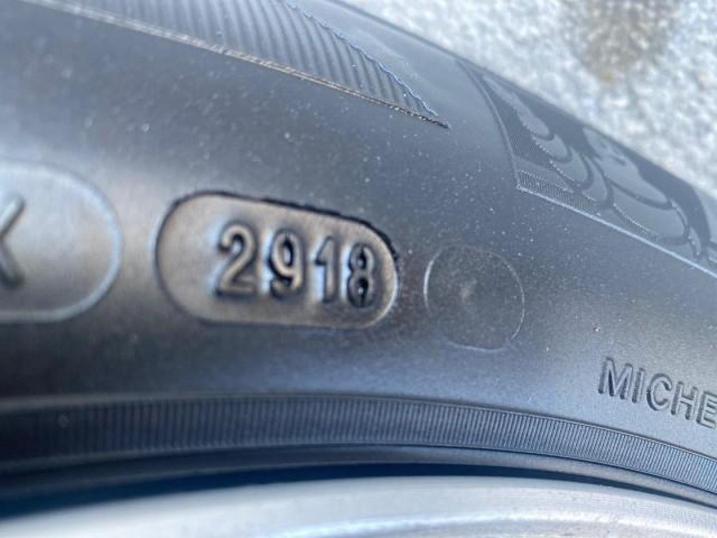 2005 Black /Pebble Ford Freestyle Limited LOW MILES 69,845 1 OWNER AWD (1FMZK06165G) with an 3.0L SMPI 24-Valve V6 Duratec Engine engine, Automatic transmission, located at 4701 North Dixie Hwy, Pompano Beach, FL, 33064, (954) 422-2889, 26.240938, -80.123474 - OUR WEBPAGE FLORIDACARS1.COM HAS OVER 100 PHOTOS AND FREE CARFAX LINK 2005 FORD FREESTYLE LIMITED VIN: 1FMZK06165GA49599 1 F M Z K 0 6 1 6 5 G A 4 9 5 9 9 4 DOOR WAGON/SPORT UTILITY 3.0L V6 F DOHC GASOLINE 24 MPG ALL WHEEL DRIVE Features 4WD/AWD ABS Brakes Air Conditioning Alloy Wheels AM/FM Stereo - Photo#91