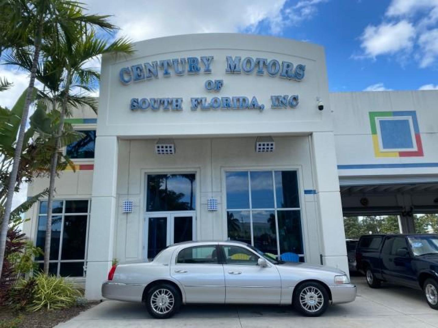 2009 Silver Birch Metallic /Black Lincoln Town Car Signature Limited LOW MILES 50,225 (2LNHM82V49X) with an 4.6L SOHC EFI V8 FFV Engine engine, Automatic transmission, located at 4701 North Dixie Hwy, Pompano Beach, FL, 33064, (954) 422-2889, 26.240938, -80.123474 - OUR WEBPAGE FLORIDACARS1.COM HAS OVER 100 PHOTOS AND FREE CARFAX LINK 2009 LINCOLN TOWN CAR SIGNATURE LIMITED VIN: 2LNHM82V49X626935 2 L N H M 8 2 V 4 9 X 6 2 6 9 3 5 SEDAN 4 DR 4.6L V8 F SOHC 16V FLEX FUEL 24 MPG REAR WHEEL DRIVE Features ABS Brakes Air Conditioning Alloy Wheels AM/FM Stereo Audiop - Photo#0