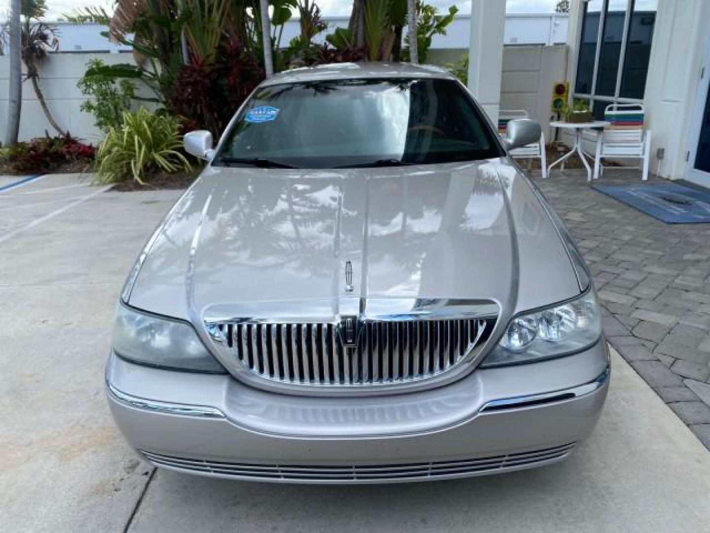 2009 Silver Birch Metallic /Black Lincoln Town Car Signature Limited LOW MILES 50,225 (2LNHM82V49X) with an 4.6L SOHC EFI V8 FFV Engine engine, Automatic transmission, located at 4701 North Dixie Hwy, Pompano Beach, FL, 33064, (954) 422-2889, 26.240938, -80.123474 - OUR WEBPAGE FLORIDACARS1.COM HAS OVER 100 PHOTOS AND FREE CARFAX LINK 2009 LINCOLN TOWN CAR SIGNATURE LIMITED VIN: 2LNHM82V49X626935 2 L N H M 8 2 V 4 9 X 6 2 6 9 3 5 SEDAN 4 DR 4.6L V8 F SOHC 16V FLEX FUEL 24 MPG REAR WHEEL DRIVE Features ABS Brakes Air Conditioning Alloy Wheels AM/FM Stereo Audiop - Photo#2