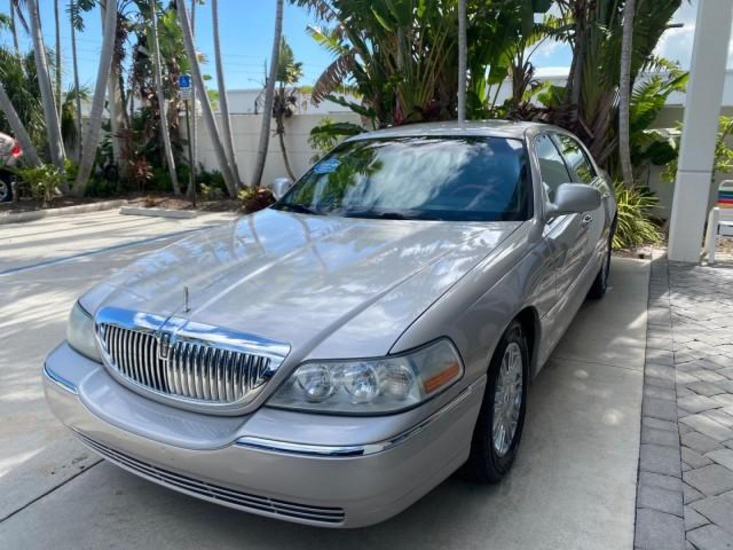2009 Silver Birch Metallic /Black Lincoln Town Car Signature Limited LOW MILES 50,225 (2LNHM82V49X) with an 4.6L SOHC EFI V8 FFV Engine engine, Automatic transmission, located at 4701 North Dixie Hwy, Pompano Beach, FL, 33064, (954) 422-2889, 26.240938, -80.123474 - OUR WEBPAGE FLORIDACARS1.COM HAS OVER 100 PHOTOS AND FREE CARFAX LINK 2009 LINCOLN TOWN CAR SIGNATURE LIMITED VIN: 2LNHM82V49X626935 2 L N H M 8 2 V 4 9 X 6 2 6 9 3 5 SEDAN 4 DR 4.6L V8 F SOHC 16V FLEX FUEL 24 MPG REAR WHEEL DRIVE Features ABS Brakes Air Conditioning Alloy Wheels AM/FM Stereo Audiop - Photo#3