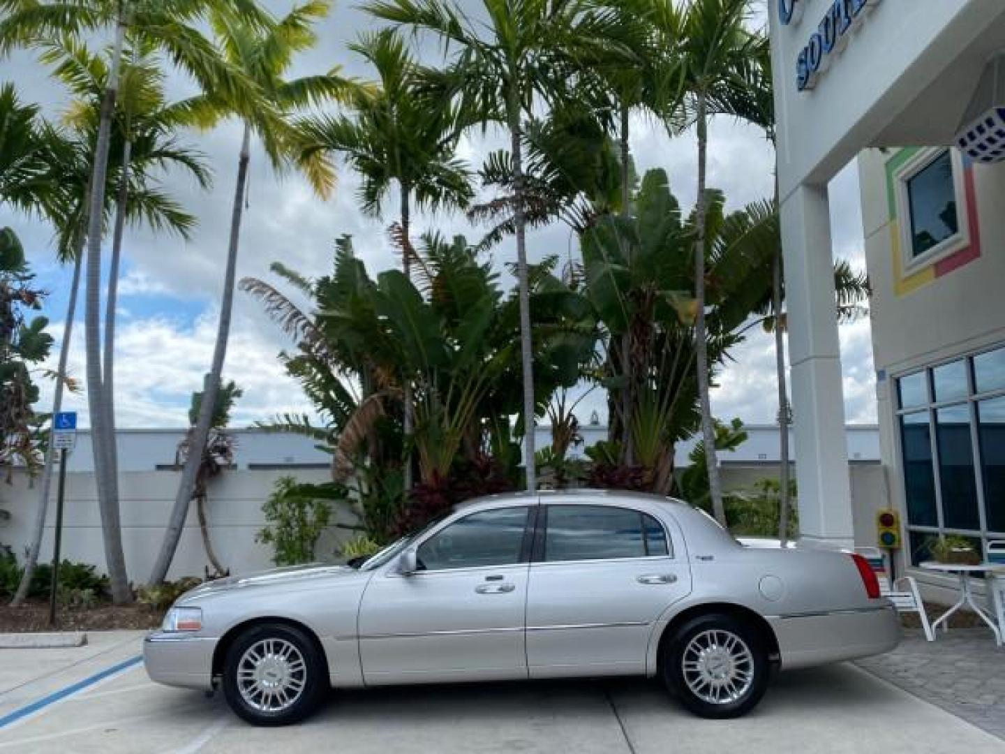 2009 Silver Birch Metallic /Black Lincoln Town Car Signature Limited LOW MILES 50,225 (2LNHM82V49X) with an 4.6L SOHC EFI V8 FFV Engine engine, Automatic transmission, located at 4701 North Dixie Hwy, Pompano Beach, FL, 33064, (954) 422-2889, 26.240938, -80.123474 - OUR WEBPAGE FLORIDACARS1.COM HAS OVER 100 PHOTOS AND FREE CARFAX LINK 2009 LINCOLN TOWN CAR SIGNATURE LIMITED VIN: 2LNHM82V49X626935 2 L N H M 8 2 V 4 9 X 6 2 6 9 3 5 SEDAN 4 DR 4.6L V8 F SOHC 16V FLEX FUEL 24 MPG REAR WHEEL DRIVE Features ABS Brakes Air Conditioning Alloy Wheels AM/FM Stereo Audiop - Photo#4